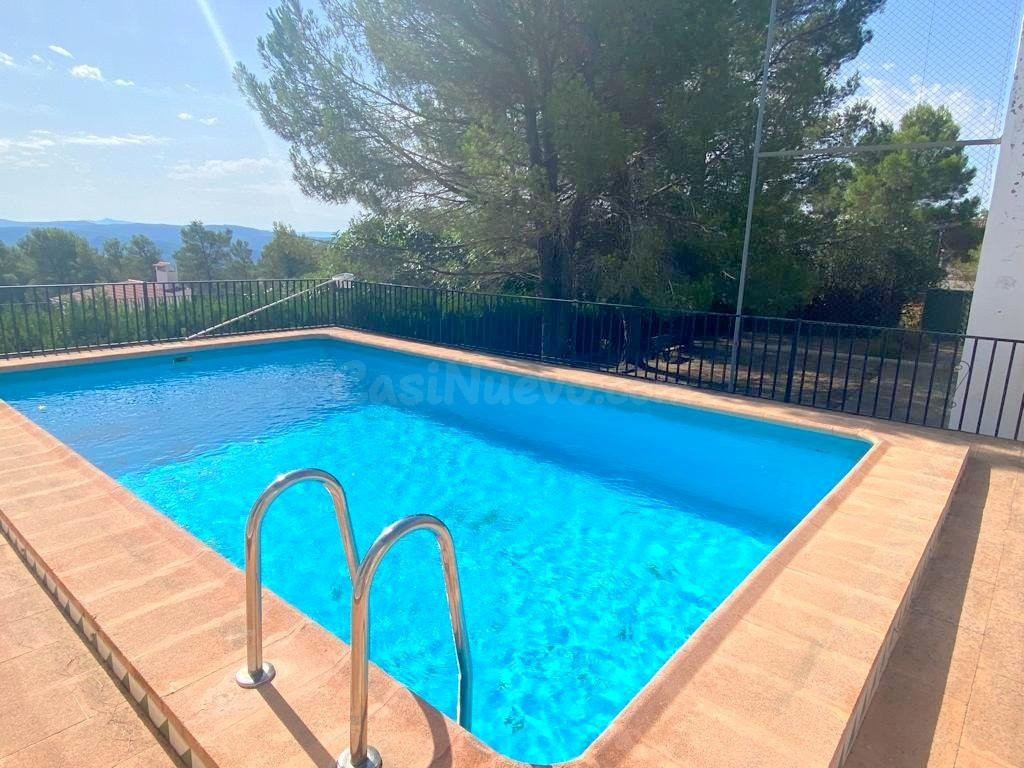 CHALET CON PISCINA Y PISTA DE FRONTÓN - foto 2