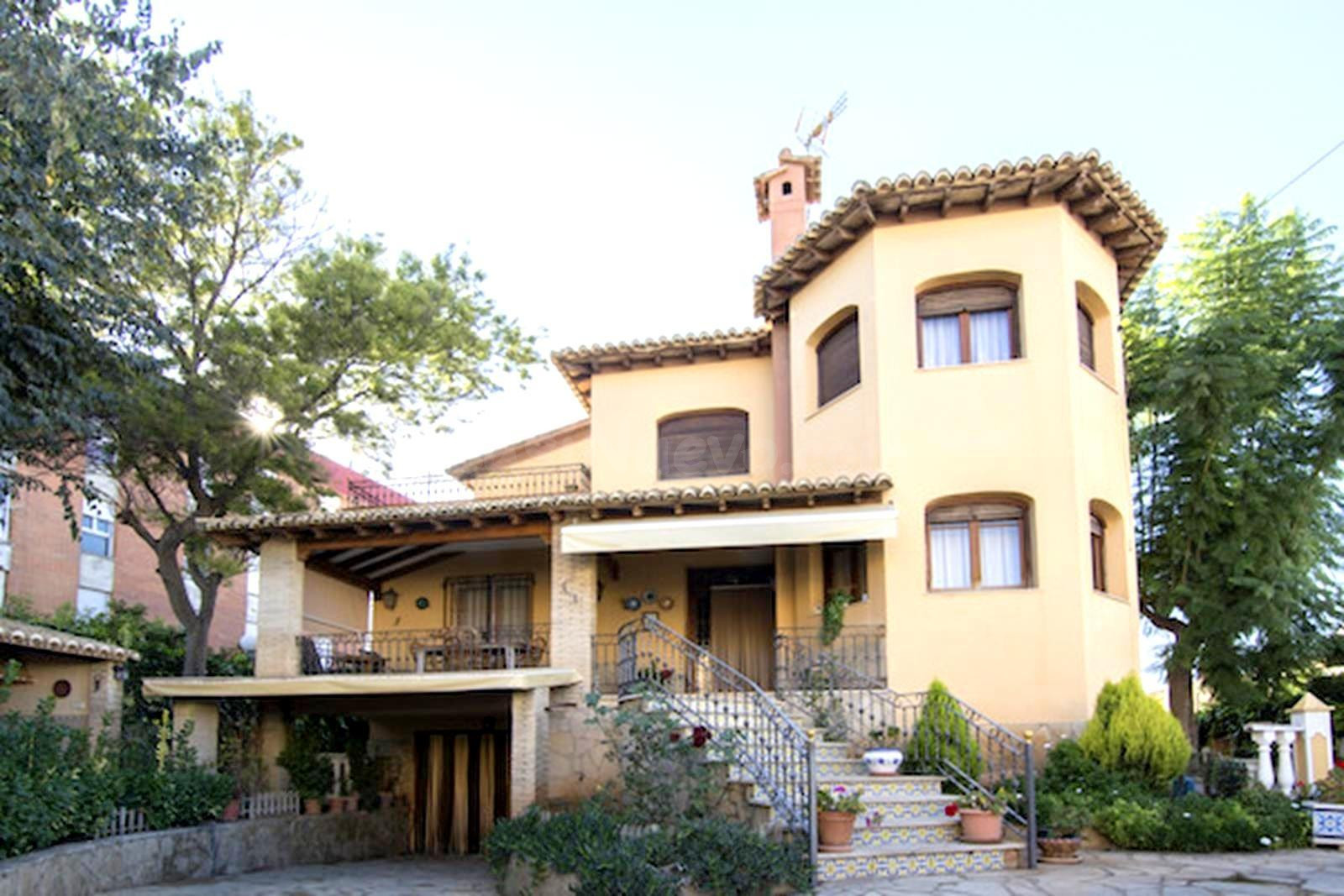 ESTUPENDO CHALET CON JARDÍN, TERRAZA Y GARAJE EN CANALS