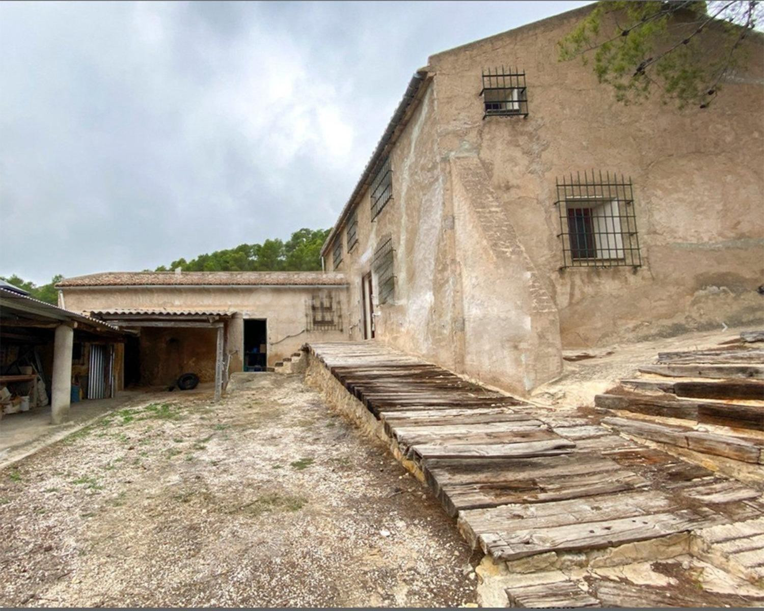 TU REFUGIO IDEAL: FINCA RÚSTICA EN MEDIO DE LA MONTAÑA - foto 2