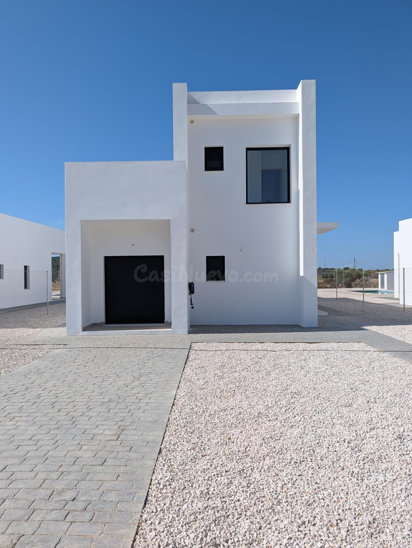 OBRA NUEVA PROMOCIÓN DE 6 CHALETS INDEPENDIENTES CON PISCINA - foto 2