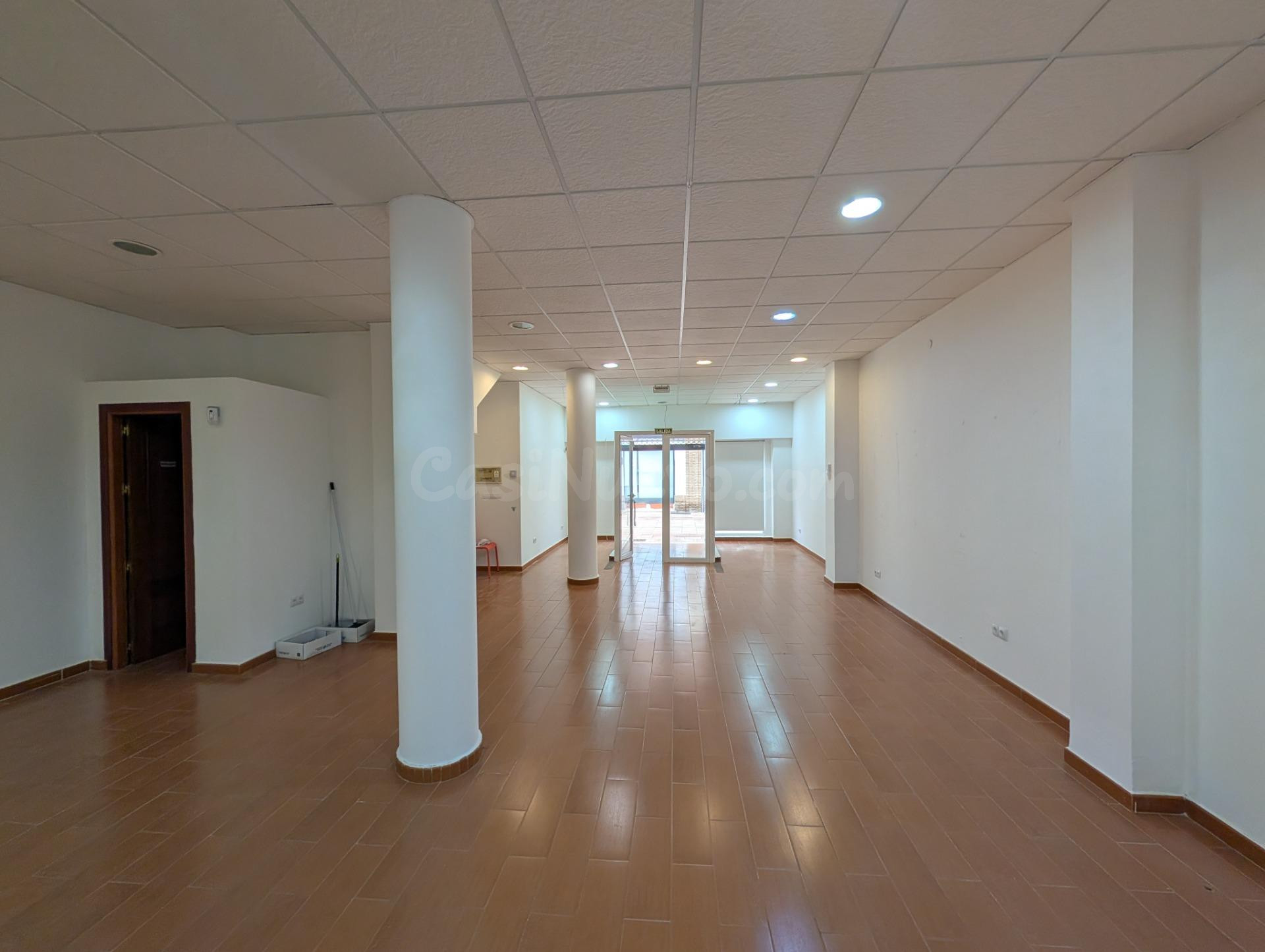 Amplio Local Comercial en el Centro de Ayamonte, Ideal para  - foto 2