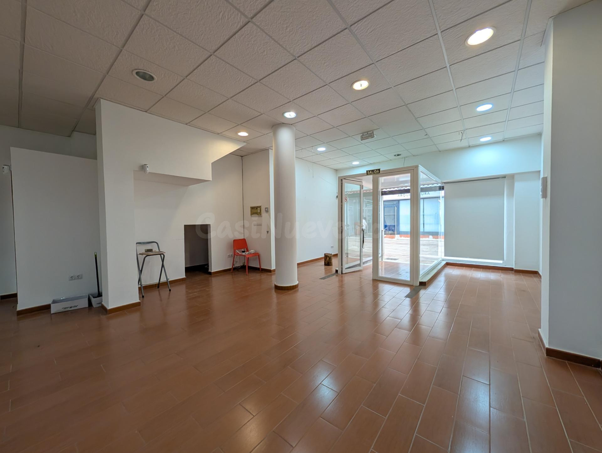 Amplio Local Comercial en el Centro de Ayamonte, Ideal para  - foto 3