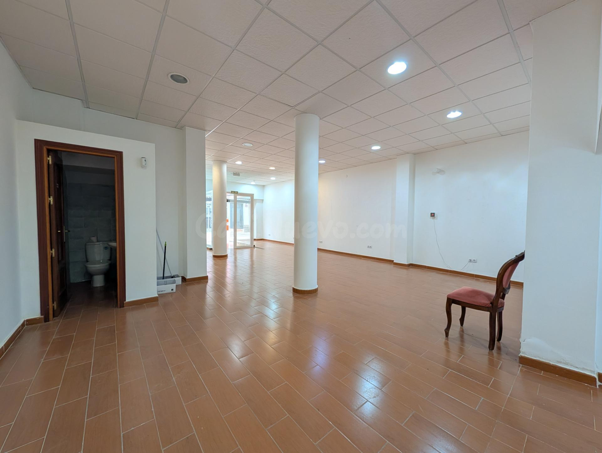 Amplio Local Comercial en el Centro de Ayamonte, Ideal para  - foto 4