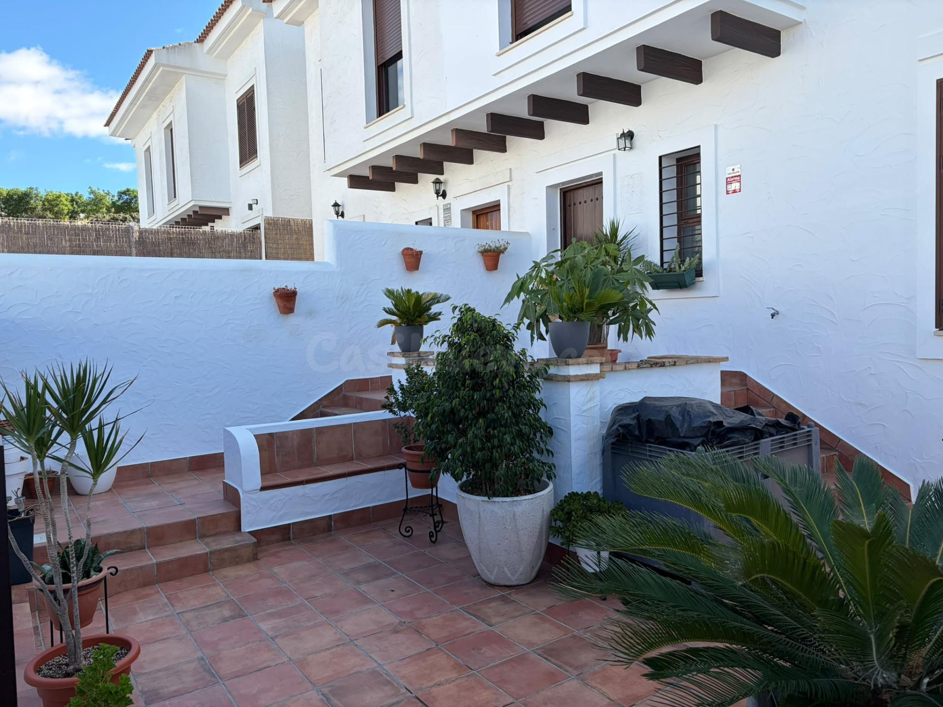 Amplia vivienda de esquina con acceso a piscina en Villablanca