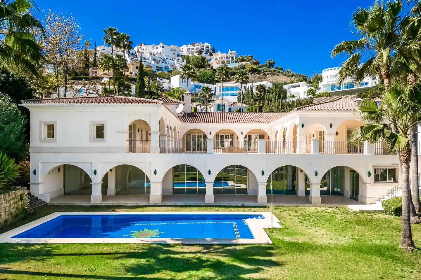 Villa de Lujo en Primera Línea de Golf en Los Arqueros, Bena
