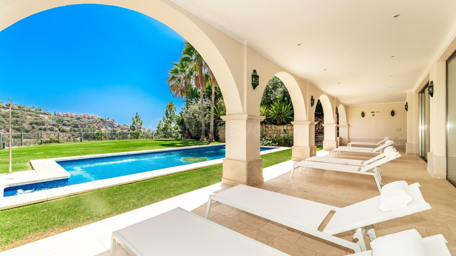 Villa de Lujo en Primera Línea de Golf en Los Arqueros, Bena - foto 2