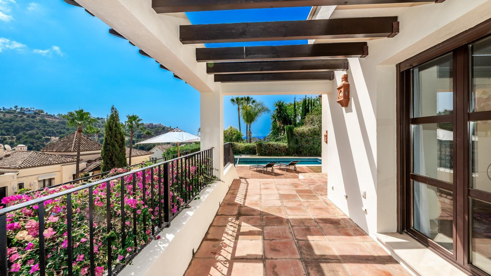 Villa de estilo andaluz, rodeada por impresionantes campos d - foto 5
