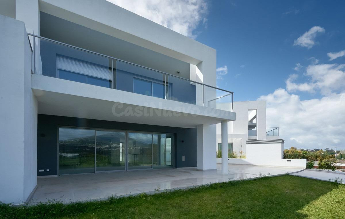 Exclusiva casa adosada nueva en Guadalmina Alta, cerca de to