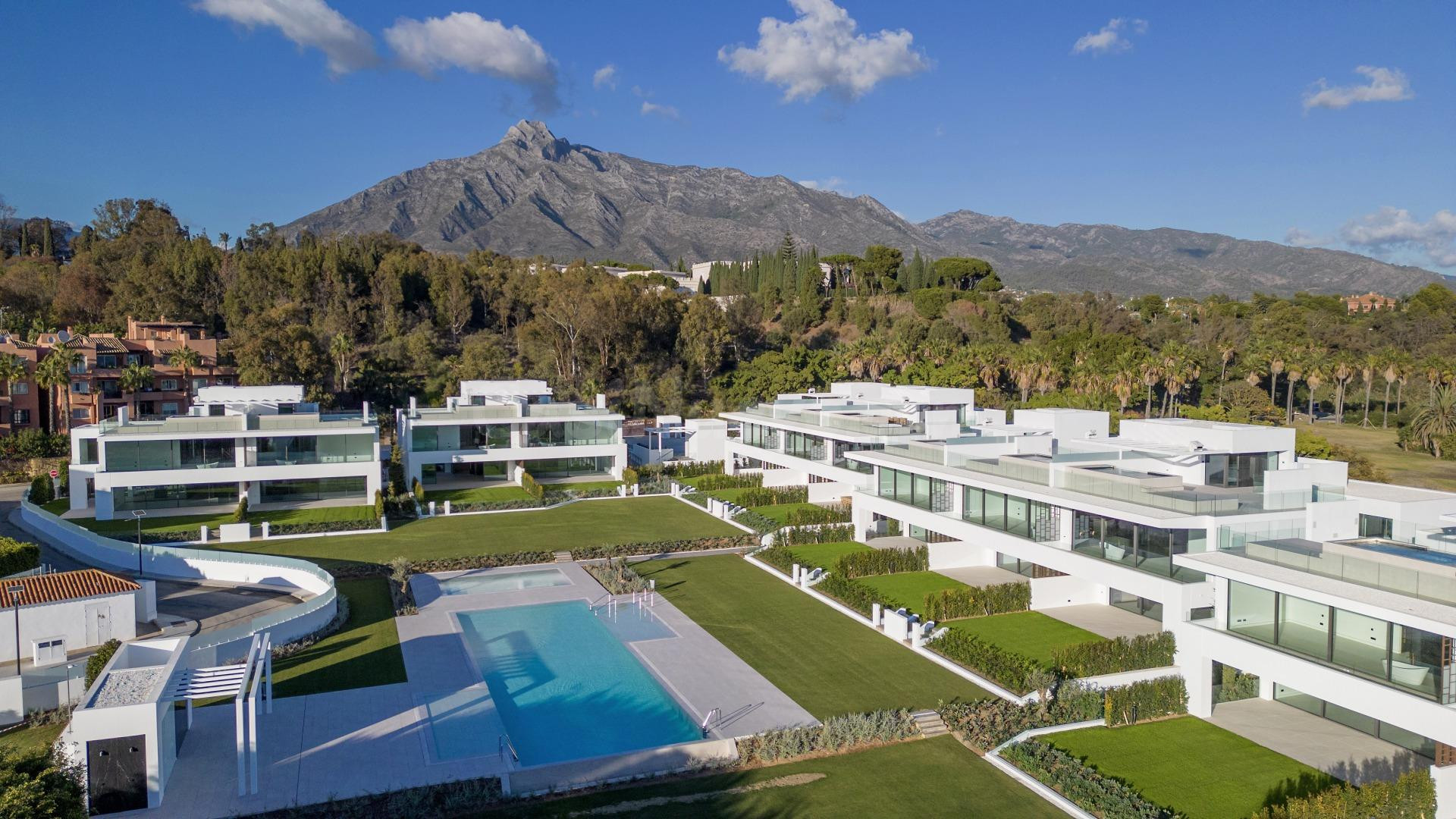 Villa moderna a estrenar situada cerca de la playa, en prestigiosa zona de la Milla de Oro, Marbella