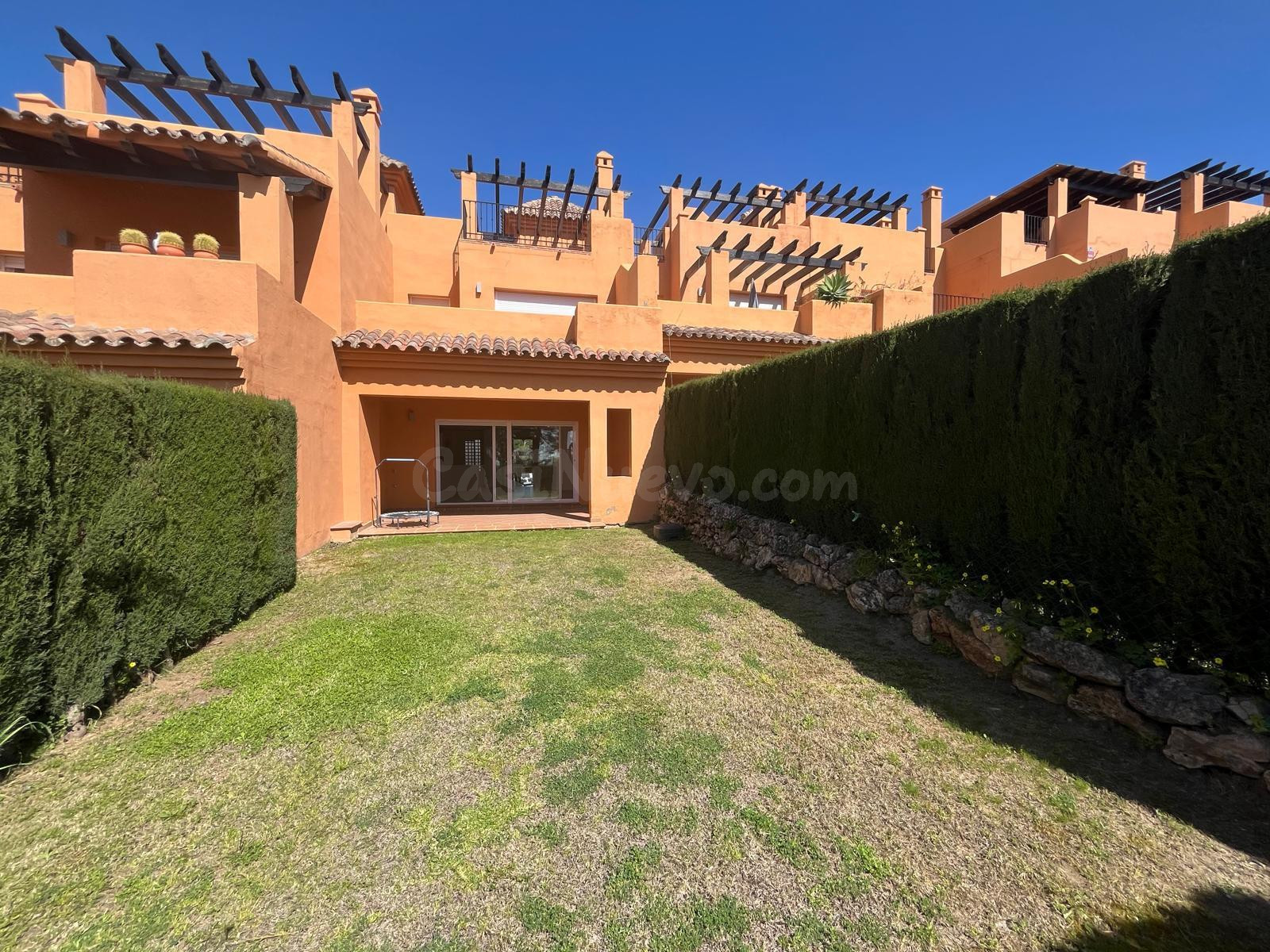Moderna casa adosada con vistas al mar en Atalaya Golf