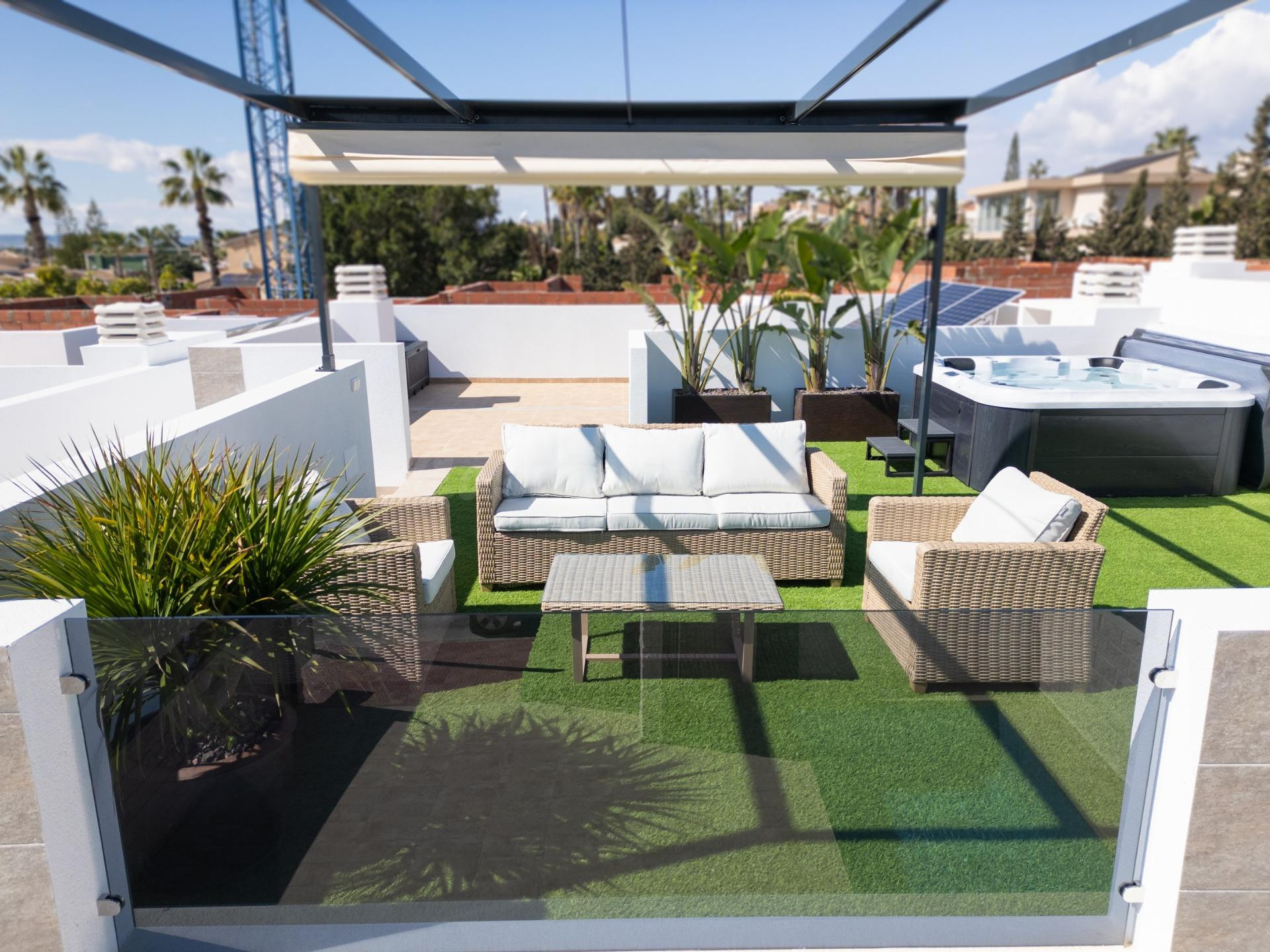 Villas de Obra Nueva con Piscina Privada en Oasis de La Mari - foto 2