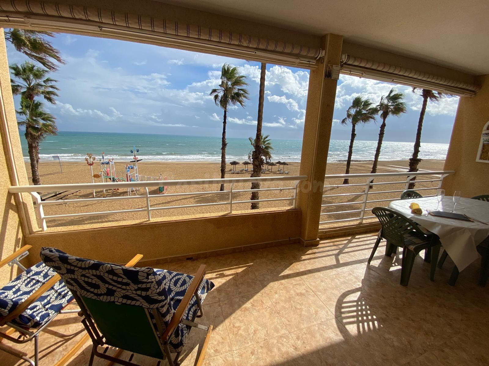 "¡Vive frente al mar! Amplio piso de 3 dormitorios, en primera linea, con vistas espectaculares