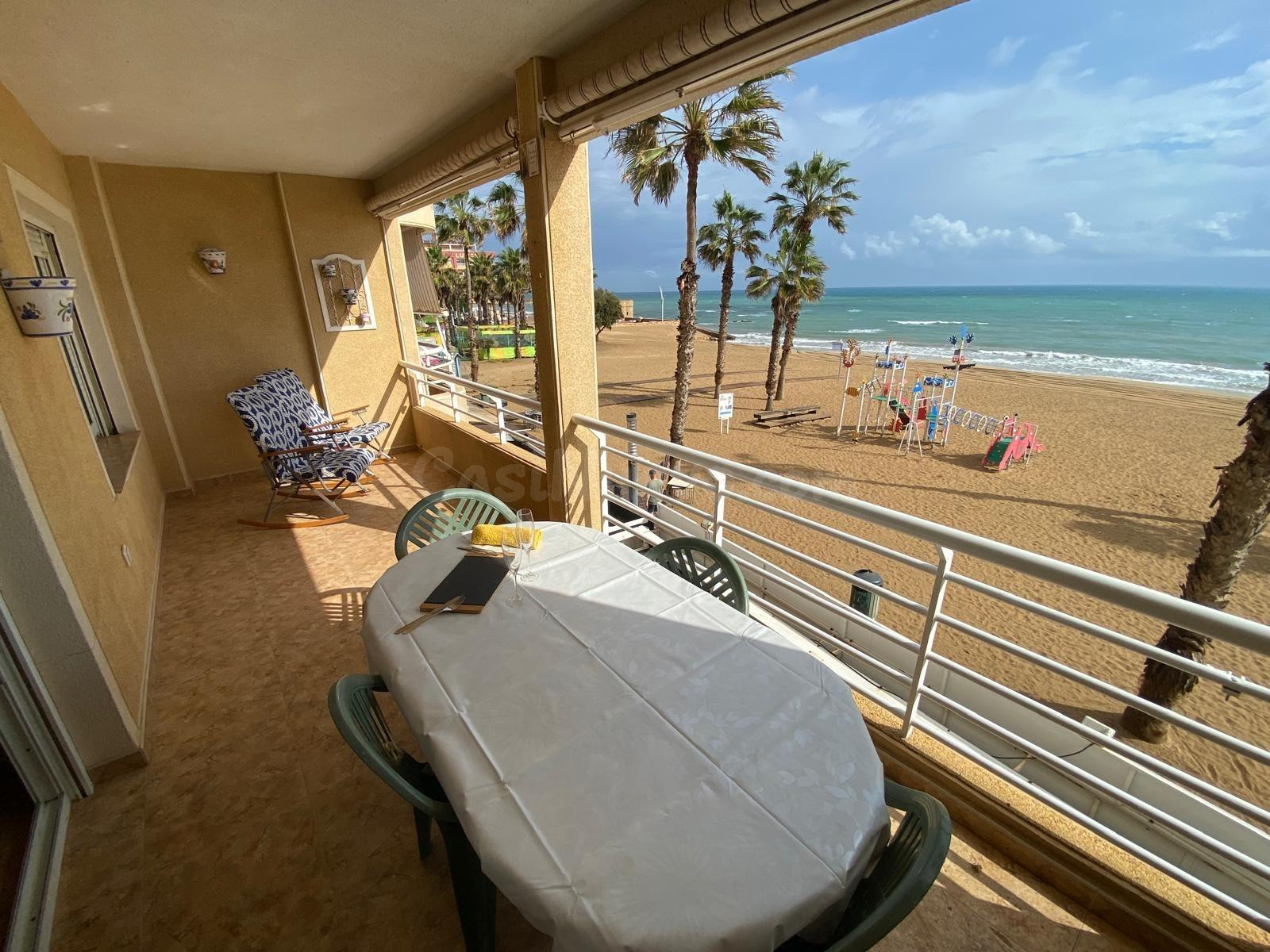 "¡Vive frente al mar! Amplio piso de 3 dormitorios, en prime - foto 2
