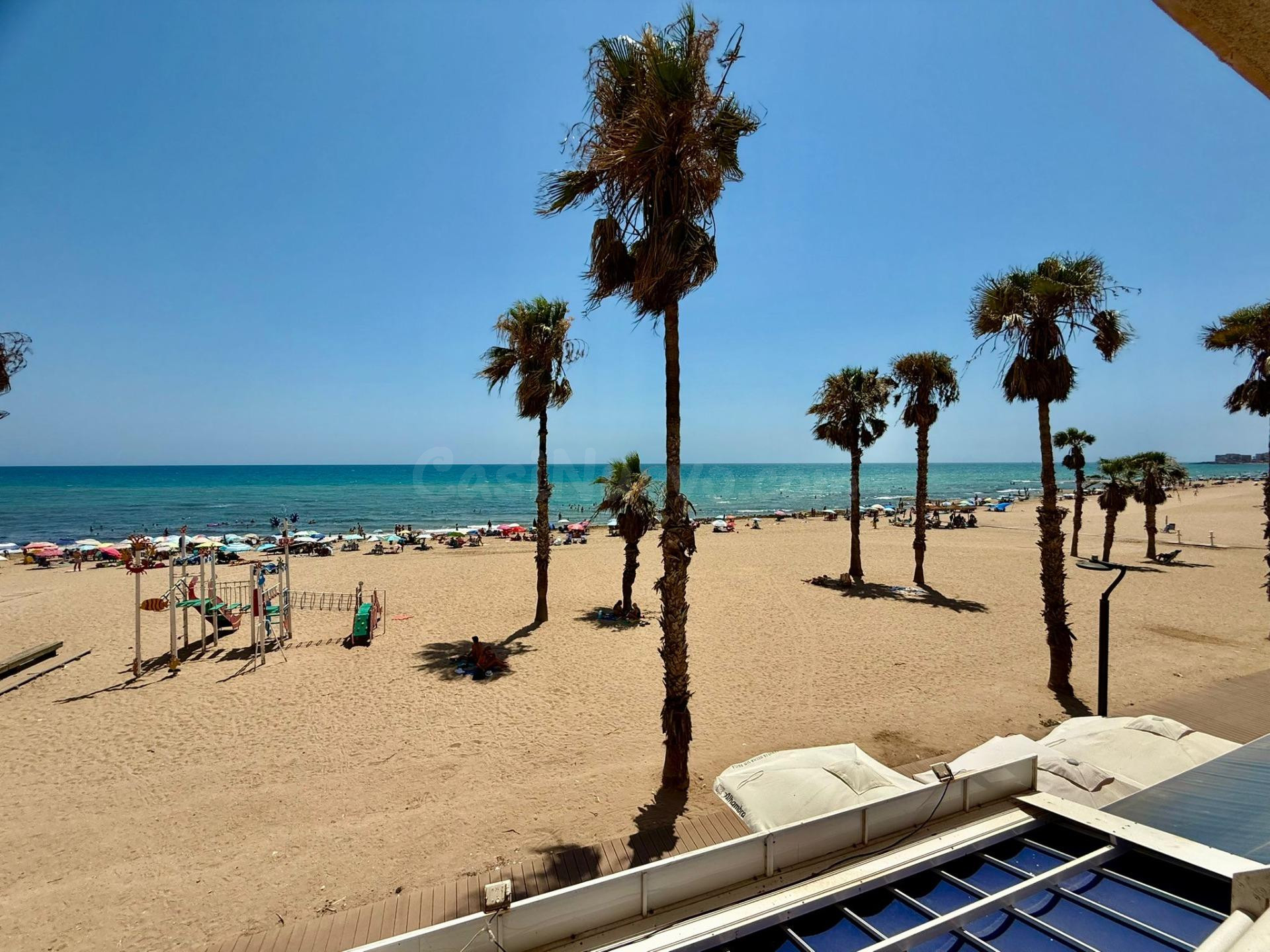 "¡Vive frente al mar! Amplio piso de 3 dormitorios, en prime - foto 3