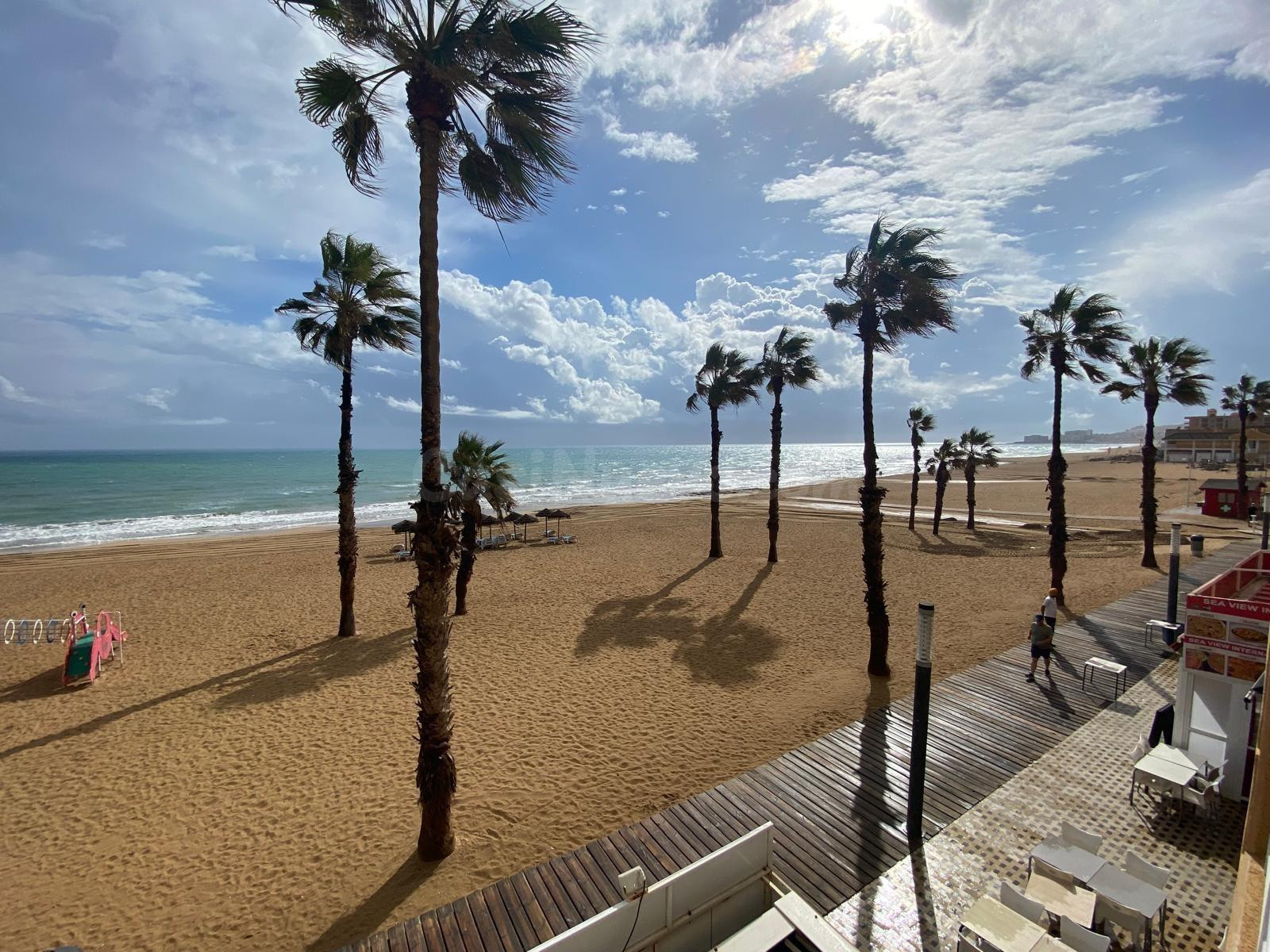 "¡Vive frente al mar! Amplio piso de 3 dormitorios, en prime - foto 4