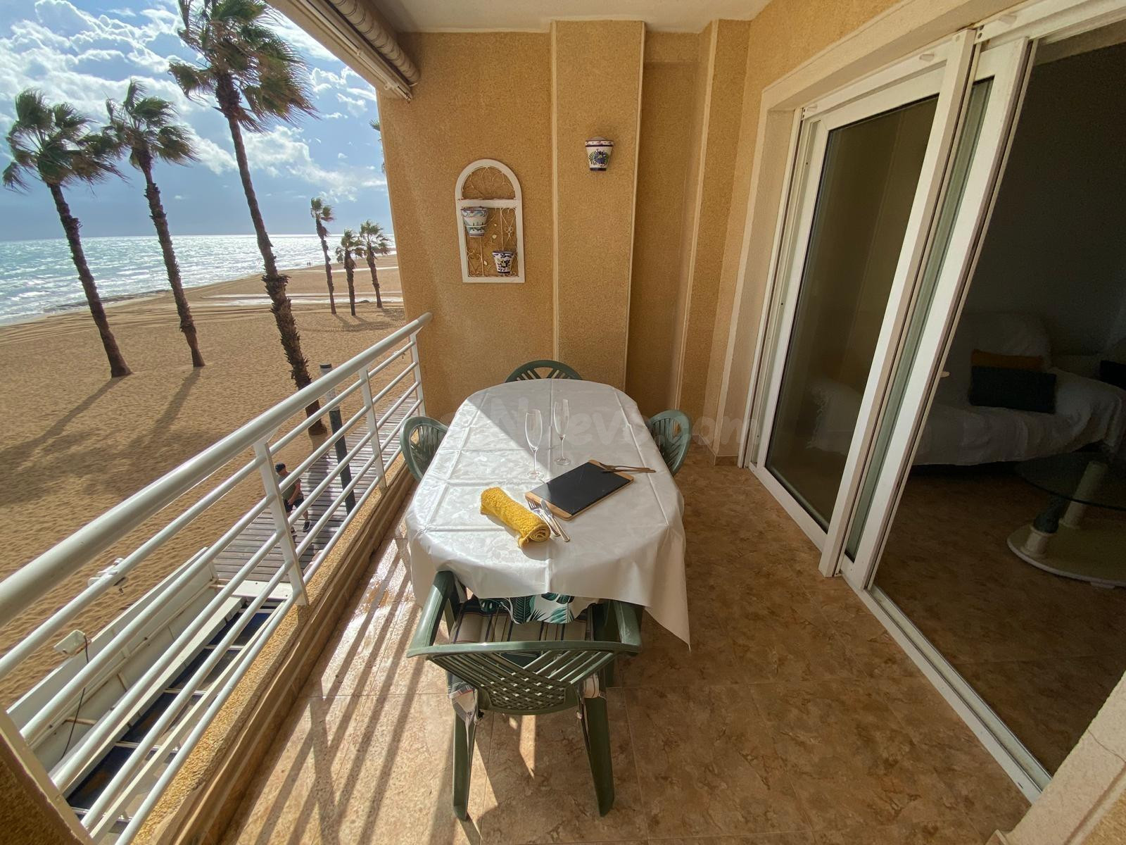 "¡Vive frente al mar! Amplio piso de 3 dormitorios, en prime - foto 5