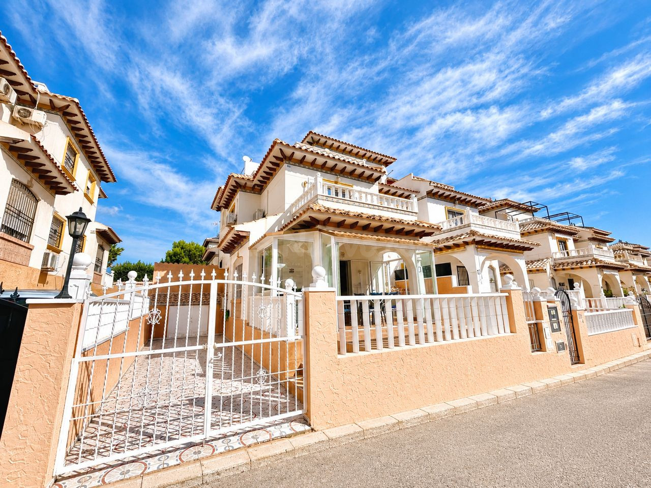 Vistas al Mar y Sol Garantizado: Encantador Adosado con Piscina y Parking en Lomas de Cabo Roig