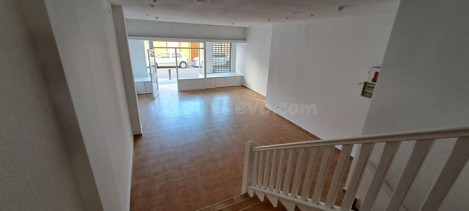 Amplio Local Comercial en el Corazón de San Juan Alicante