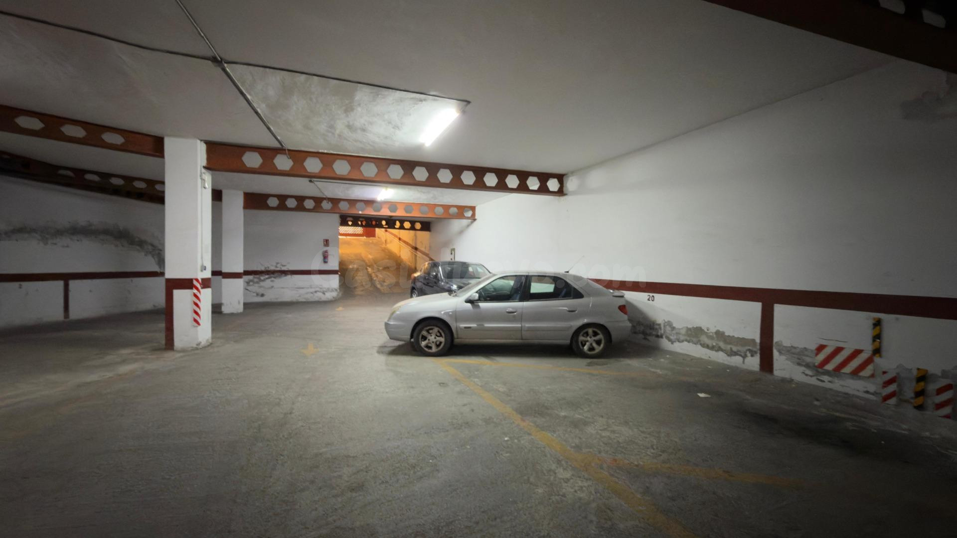 ¡Oportunidad Única! Amplia Plaza de Garaje en Calle Francisc - foto 2