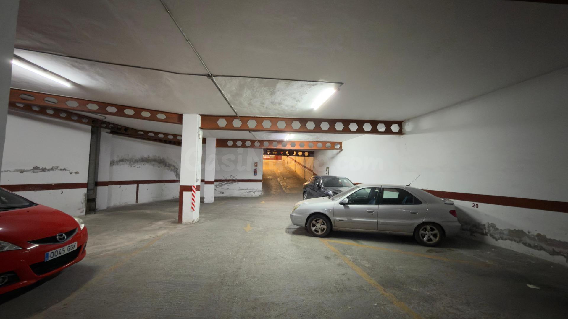 ¡Oportunidad Única! Amplia Plaza de Garaje en Calle Francisc - foto 4