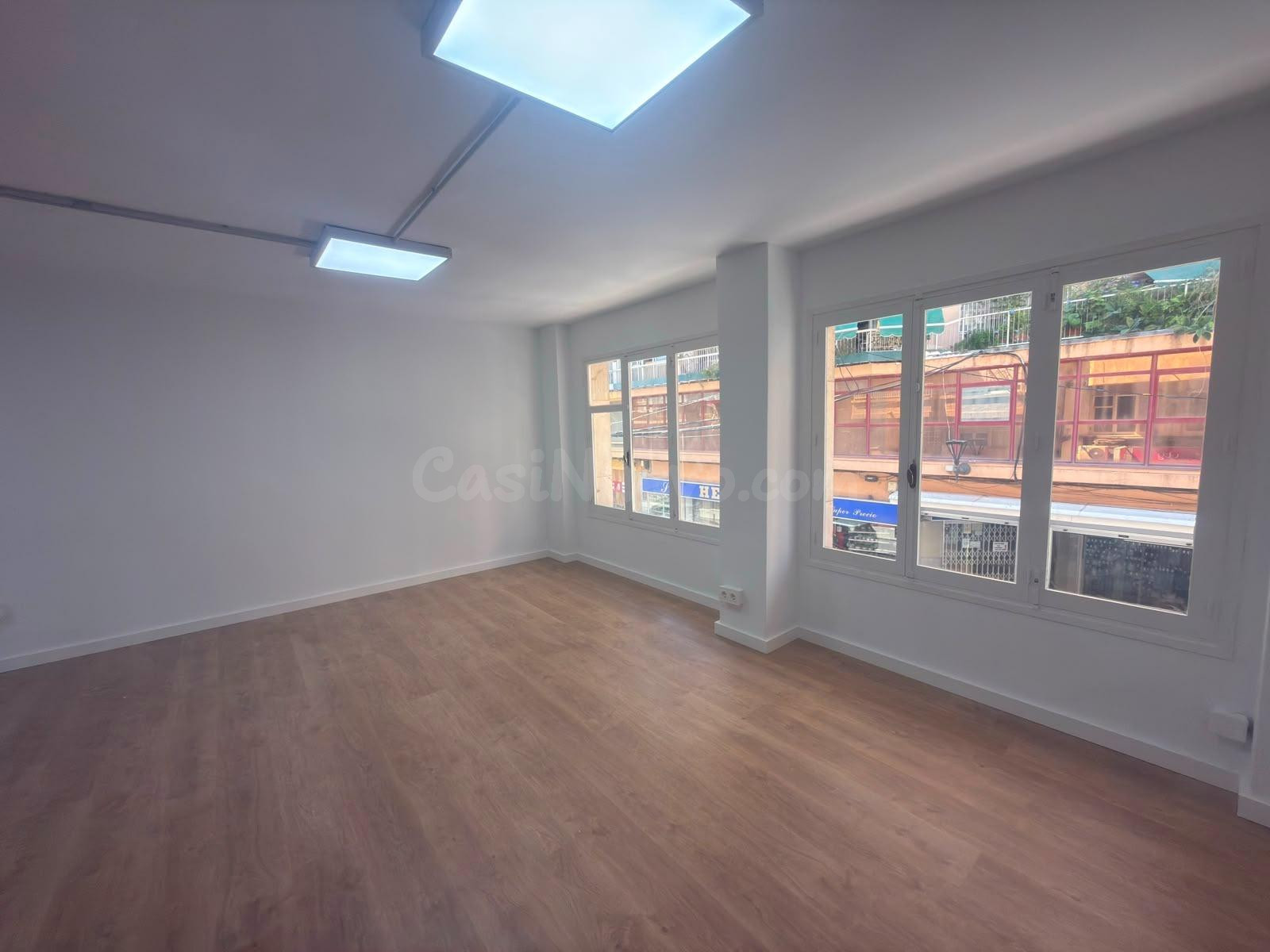 Entreplanta comercial reformada y exterior en Pintor Gisbert con Orientación Sur