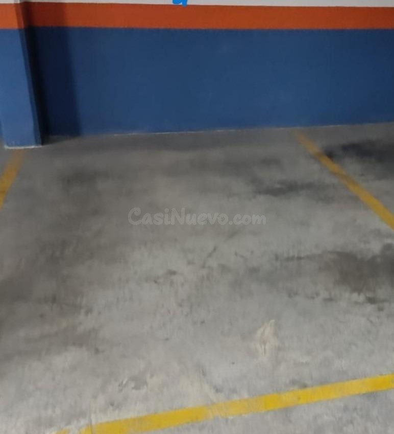 ¡Amplia Plaza de Garaje con Trastero en Residencial Mistral! - foto 2
