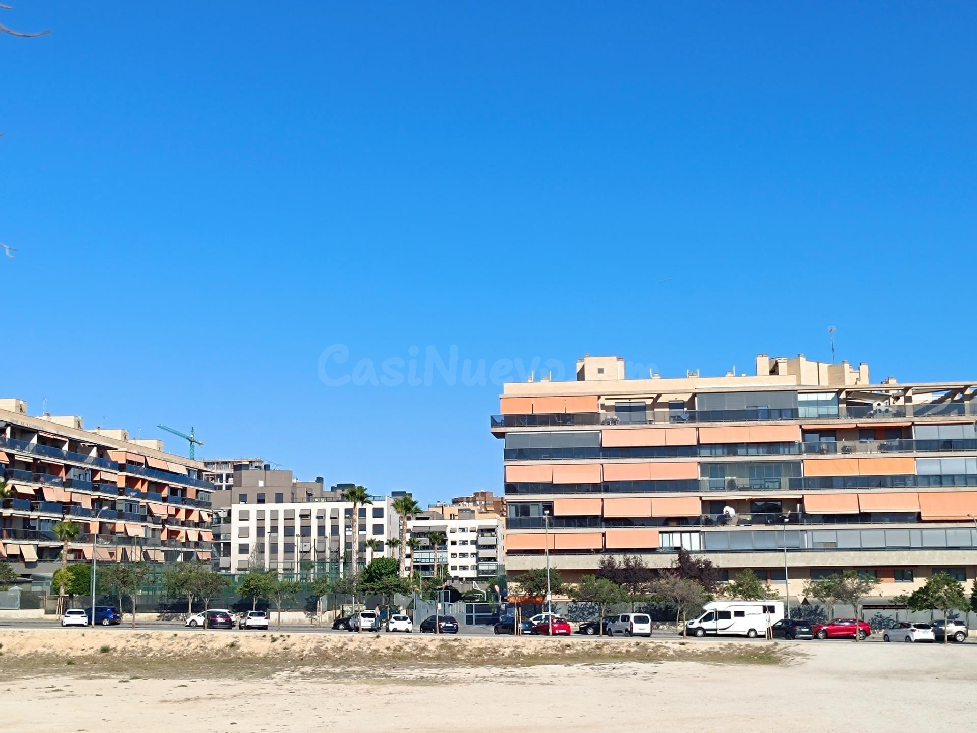 ¡Amplia Plaza de Garaje con Trastero en Residencial Mistral! - foto 3