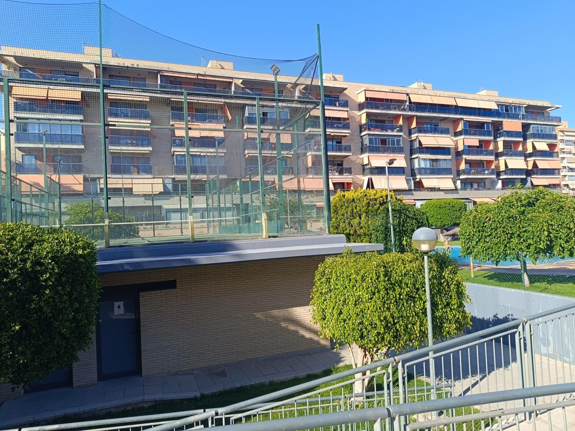¡Amplia Plaza de Garaje con Trastero en Residencial Mistral! - foto 4