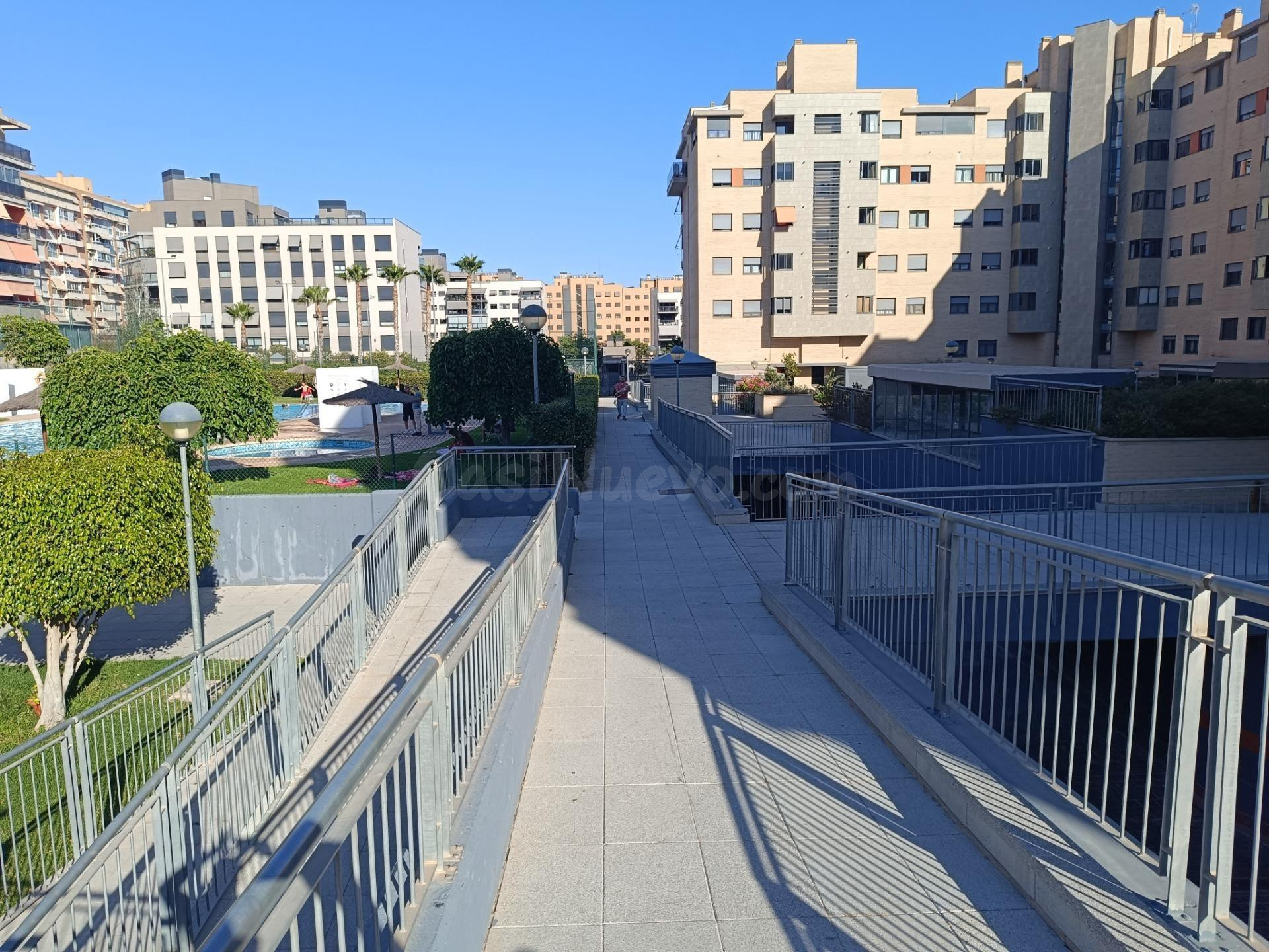 ¡Amplia Plaza de Garaje con Trastero en Residencial Mistral! - foto 5