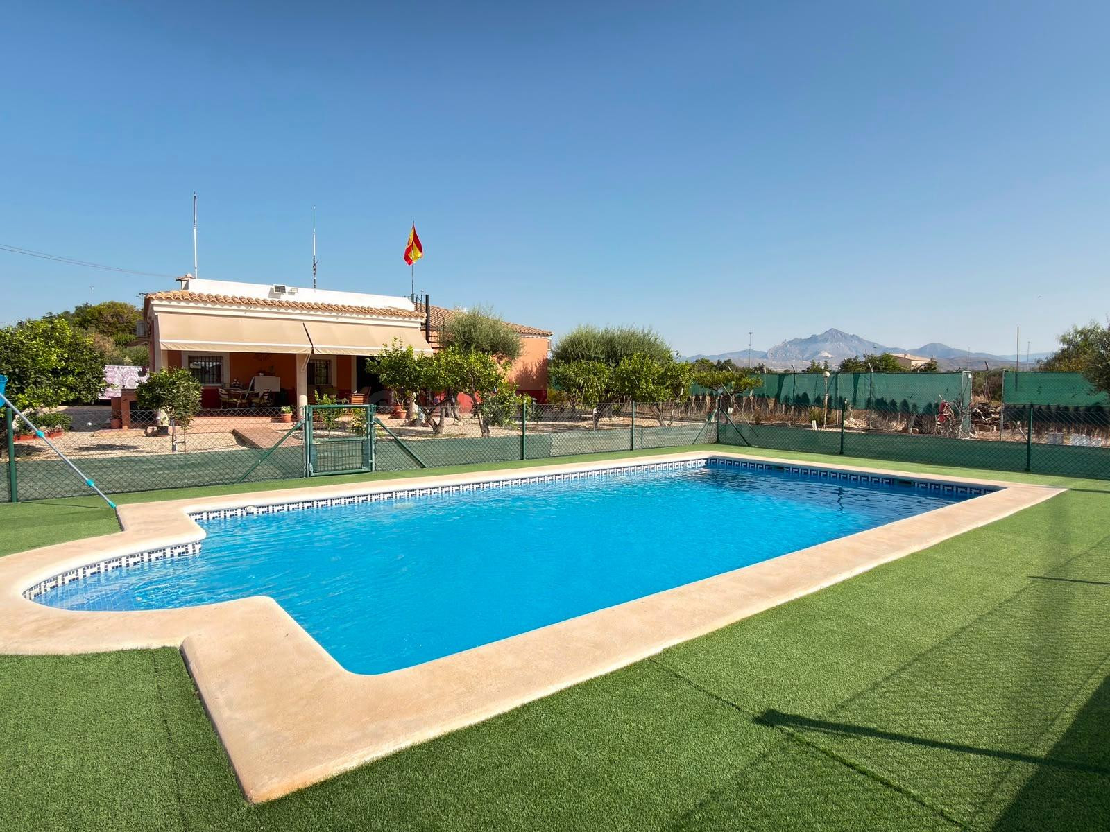 Encantadora Finca Urbana con Piscina en Sant Joan de Alicant