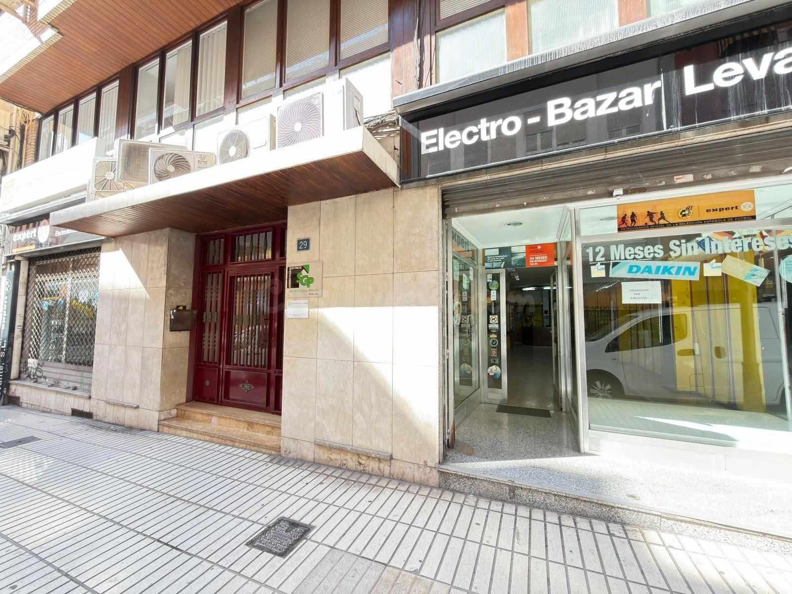 Local de 340 m2 en Pablo Iglesias, junto al centro de salud.