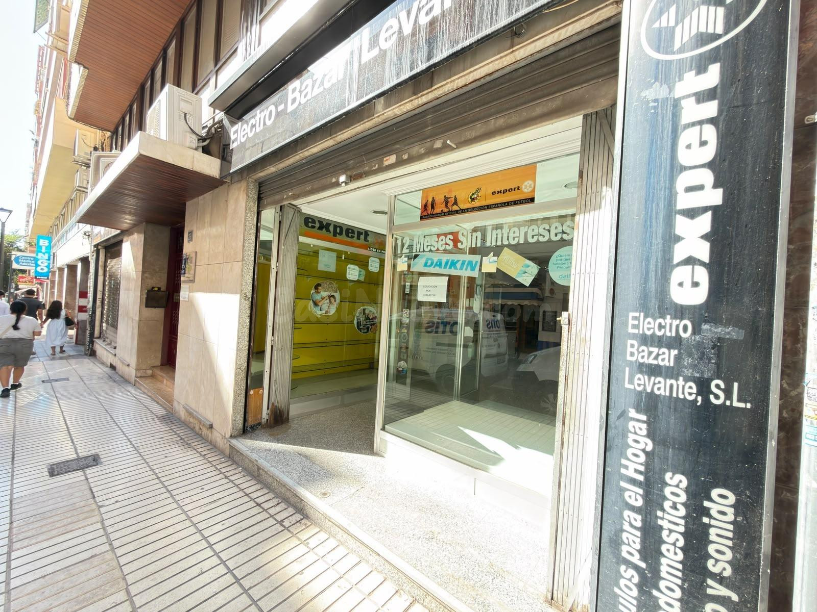Local de 340 m2 en Pablo Iglesias, junto al centro de salud. - foto 2