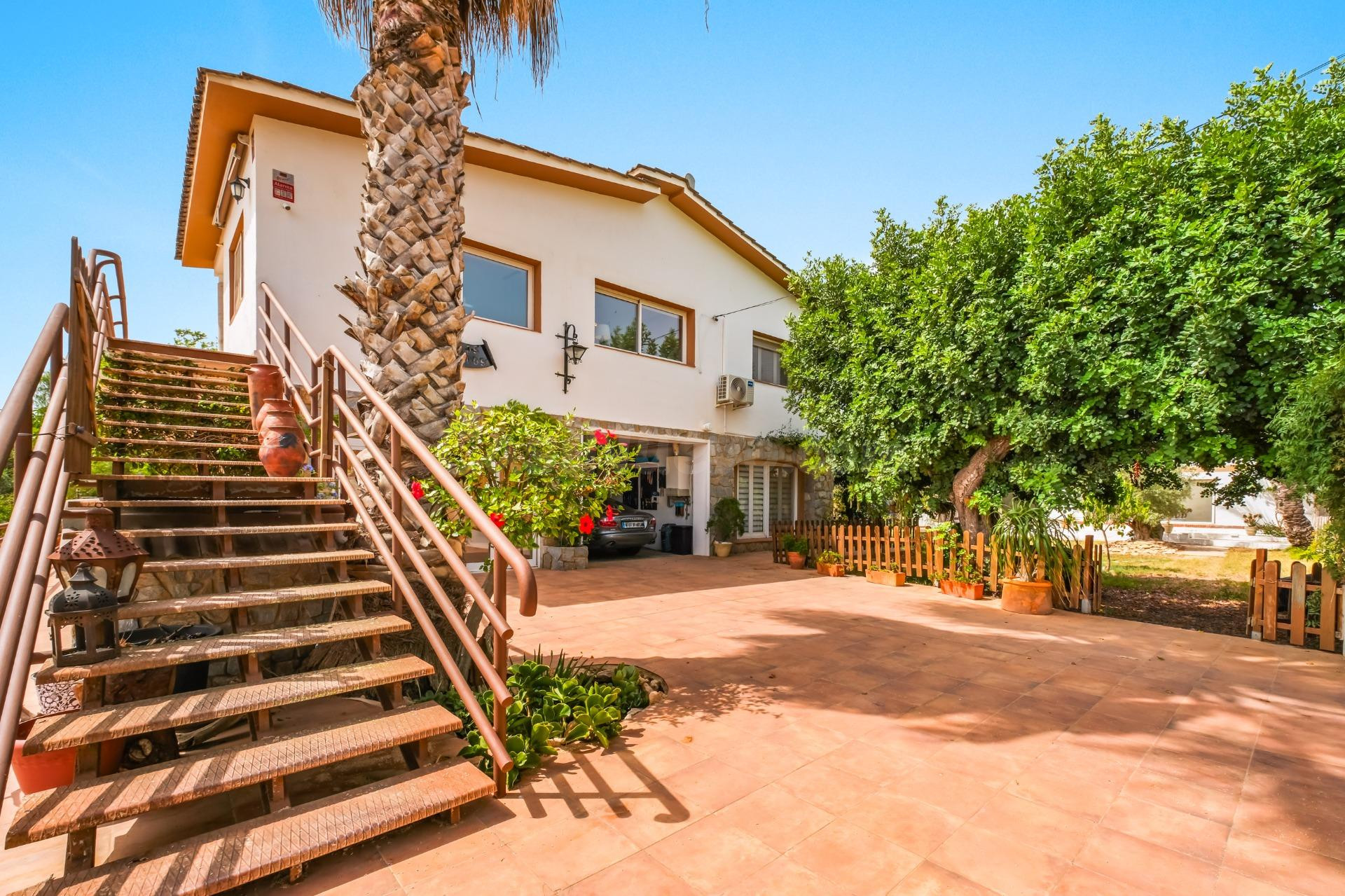 Villa con piscina climatizada y 2.000 m2 de parcela en Los L