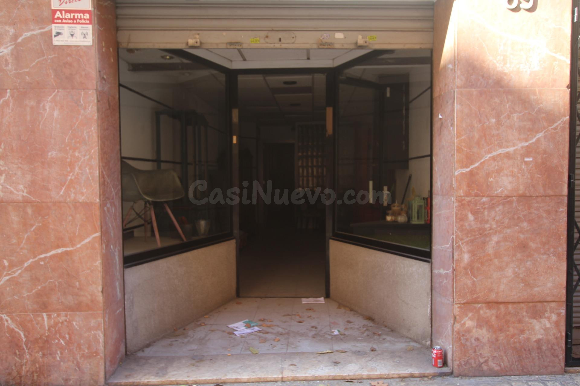 Amplio Local Comercial en el Vibrante Barrio de Camp de l’Ar - foto 2