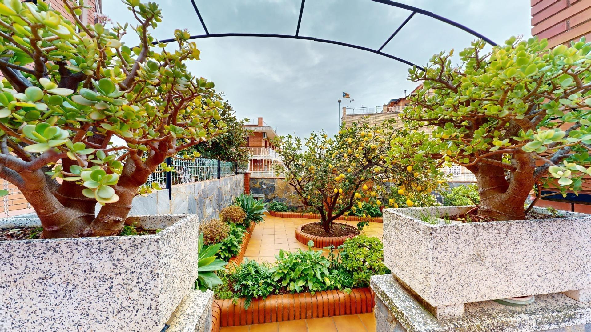 Exclusiva vivienda de unifamiliar de 248m2 en Zona Alta de V - foto 2