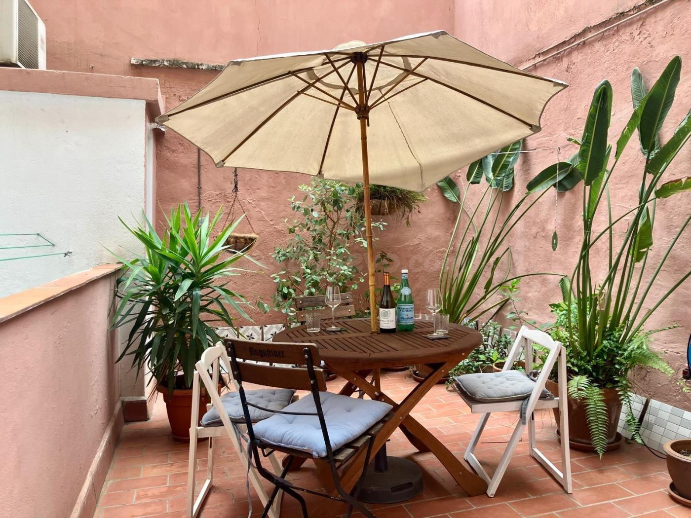 Exclusivo piso renovado con patio en El Born