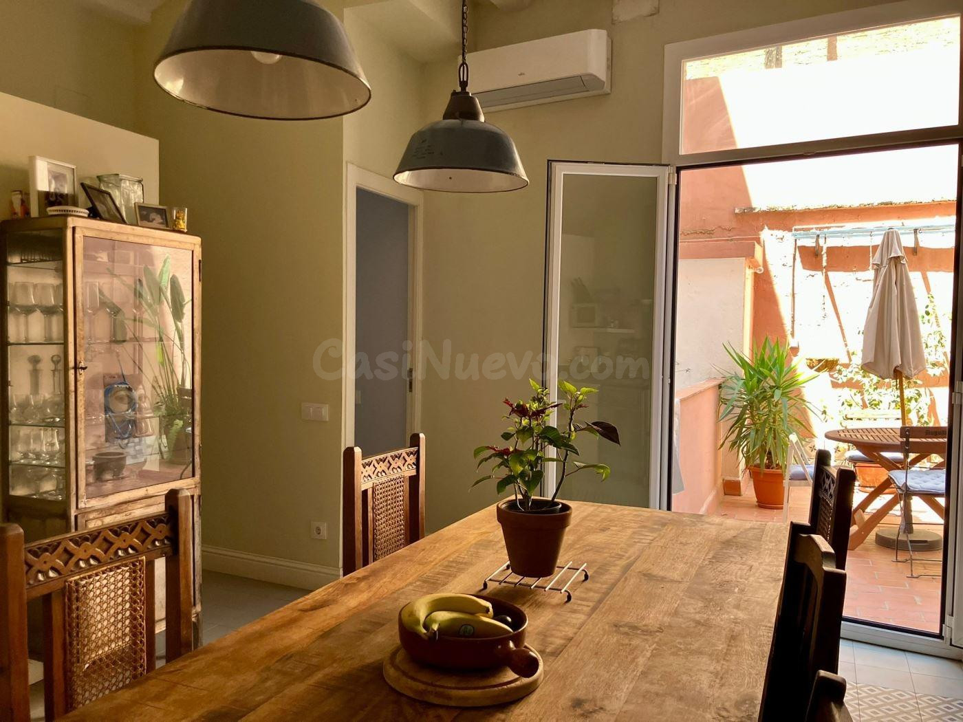 Exclusivo piso renovado con patio en El Born - foto 4