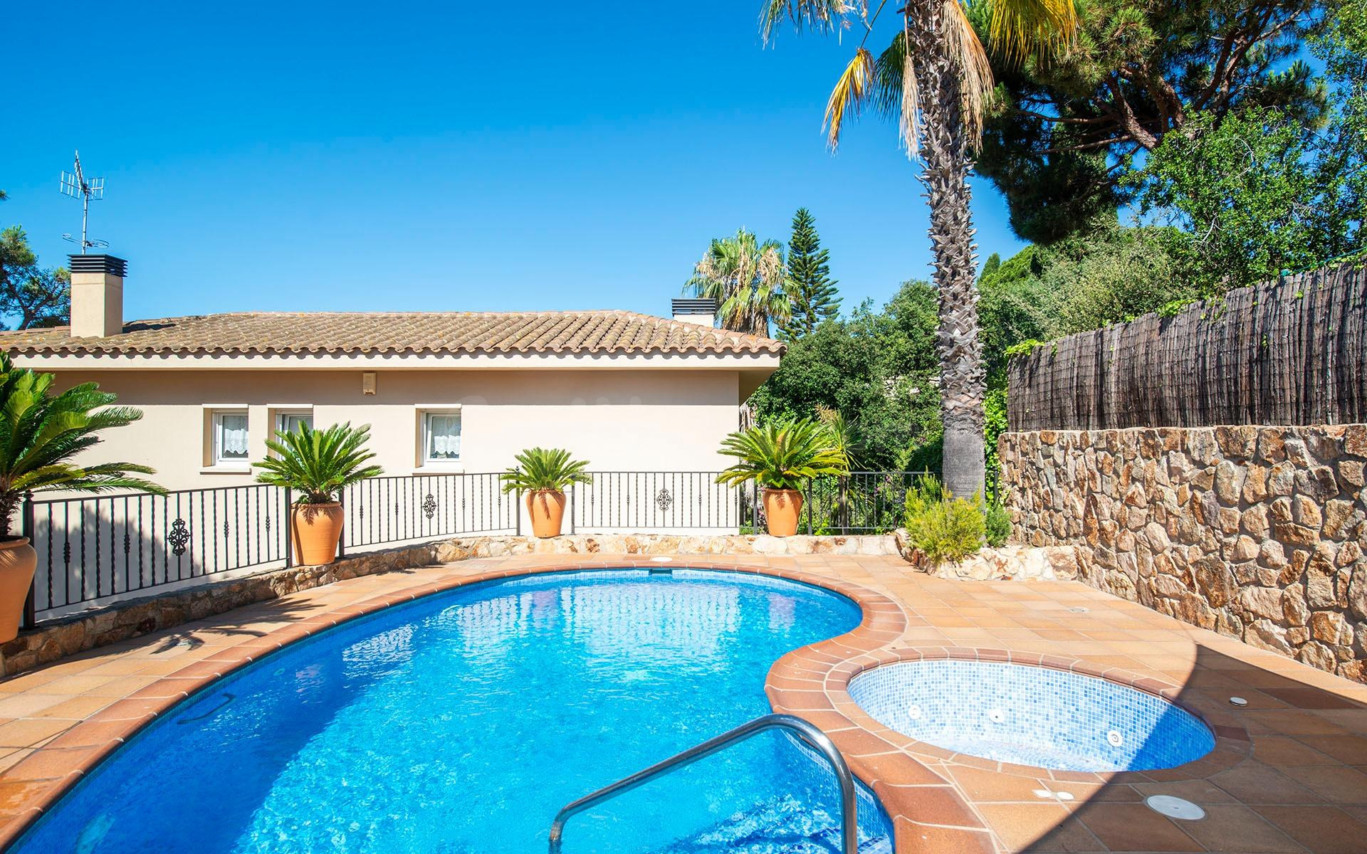 Exclusiva villa con piscina y vistas en la urbanización top 