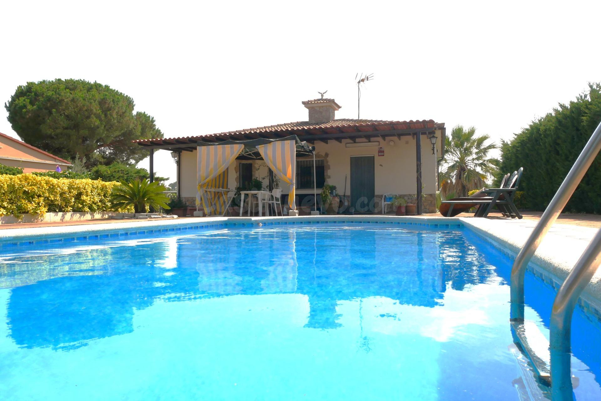 Encantadora casa con Piscina en Lloret Residencial por 299.0