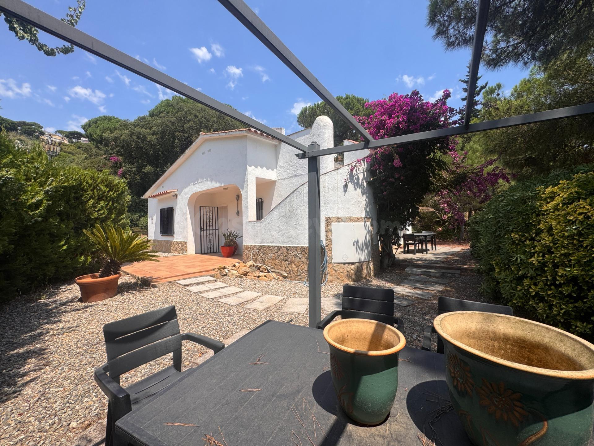 Encantadora casa de una sola planta con jardin, dos habitaci