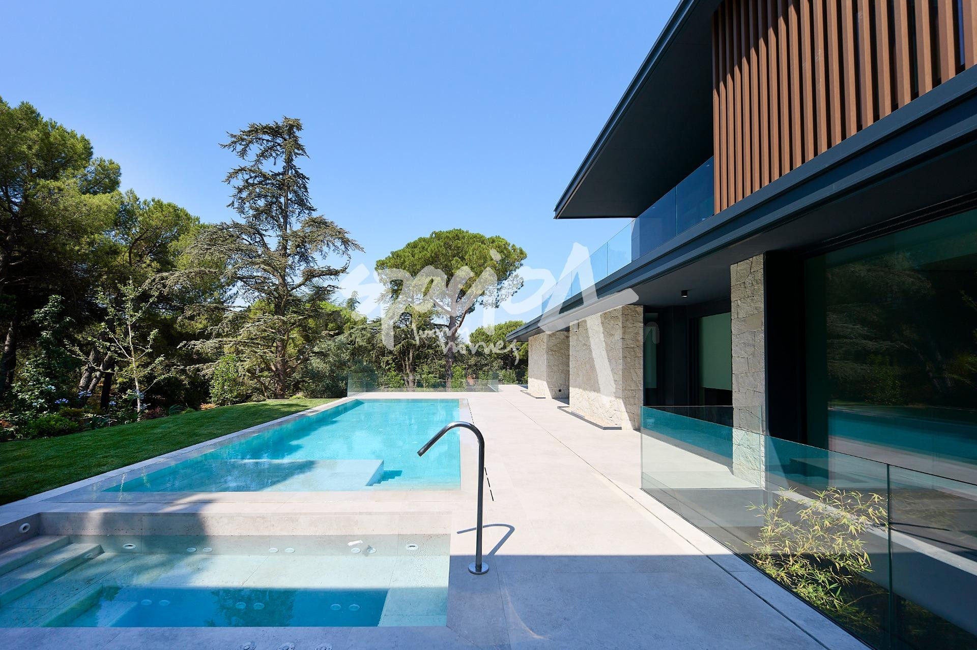 Villa de lujo en venta en Boadilla con piscina privada - foto 2