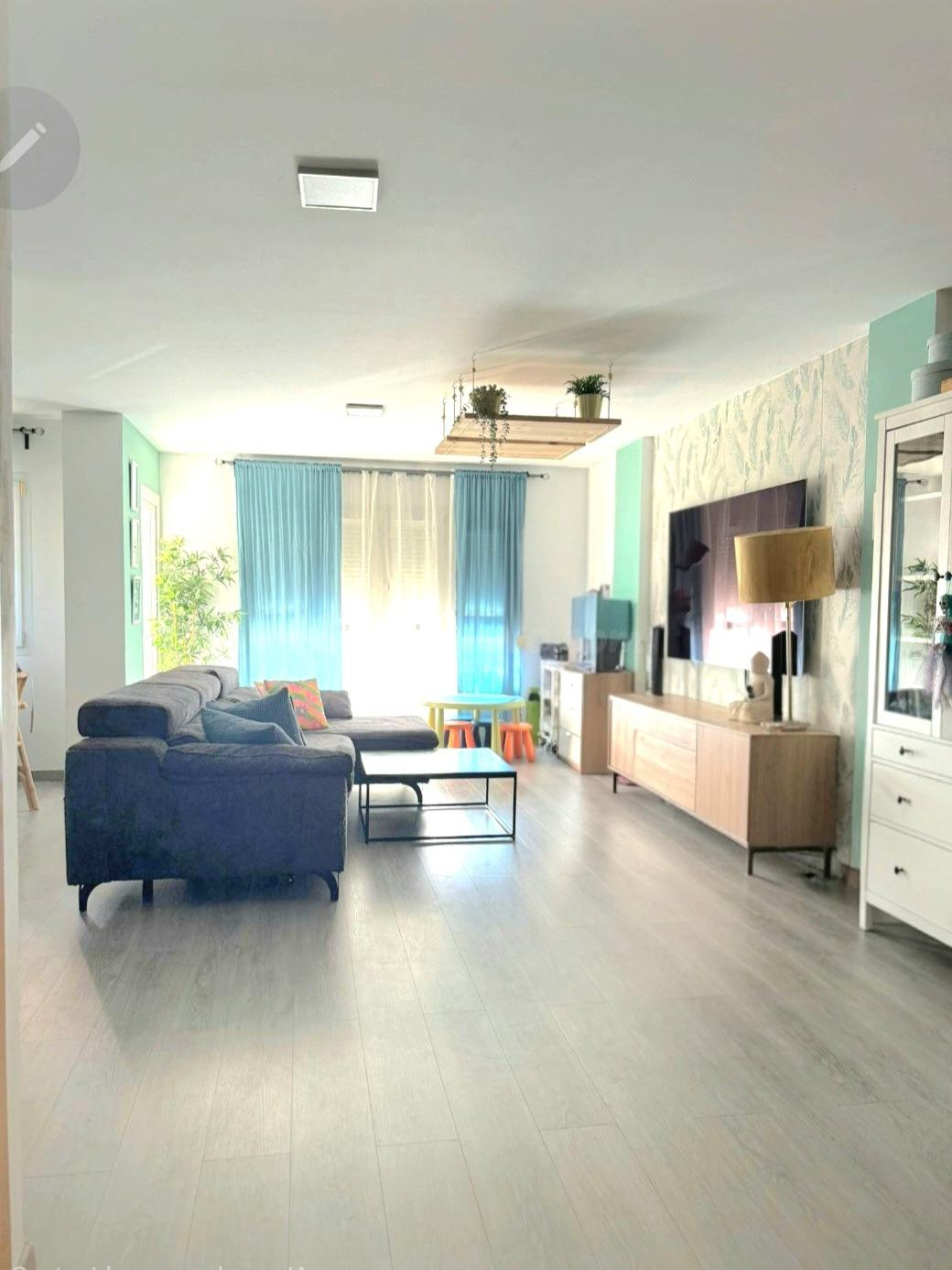 Amplio piso de 3 dormitorios y 2 baños