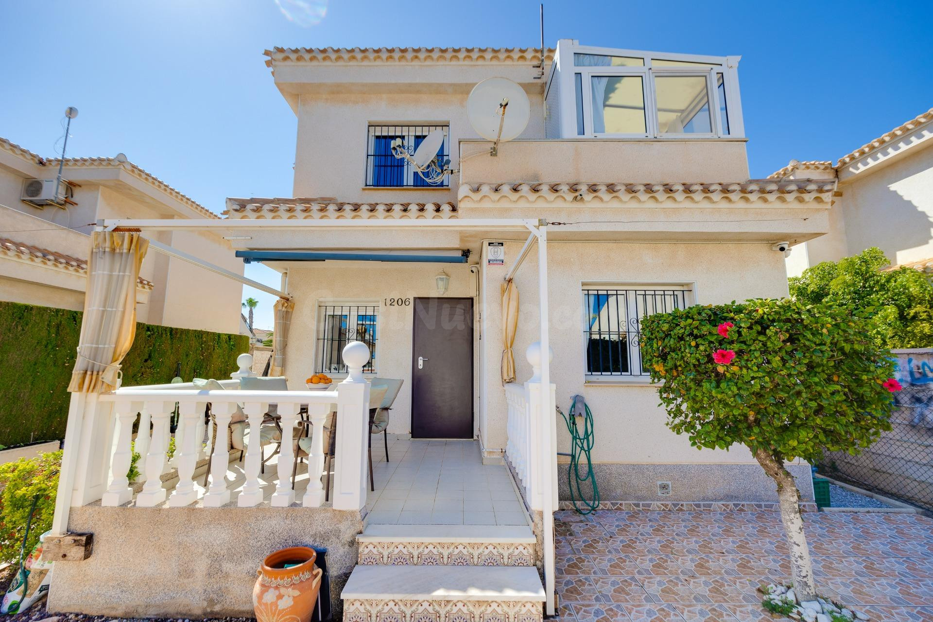 VILLA DE 3 DORMITORIOS Y 2 BAÑOS EN PLAYA FLAMENCA (ORIHUELA