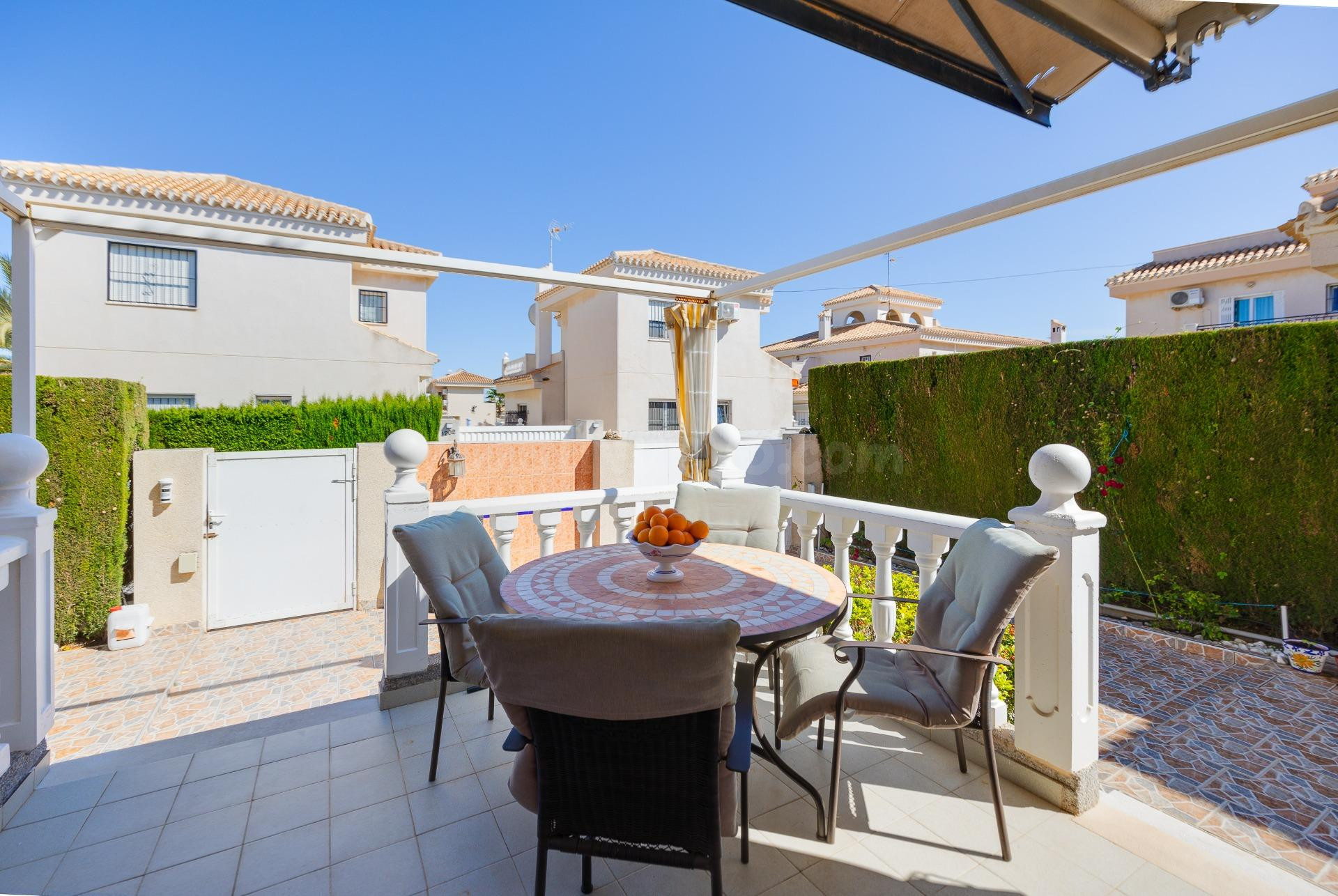 VILLA DE 3 DORMITORIOS Y 2 BAÑOS EN PLAYA FLAMENCA (ORIHUELA - foto 2