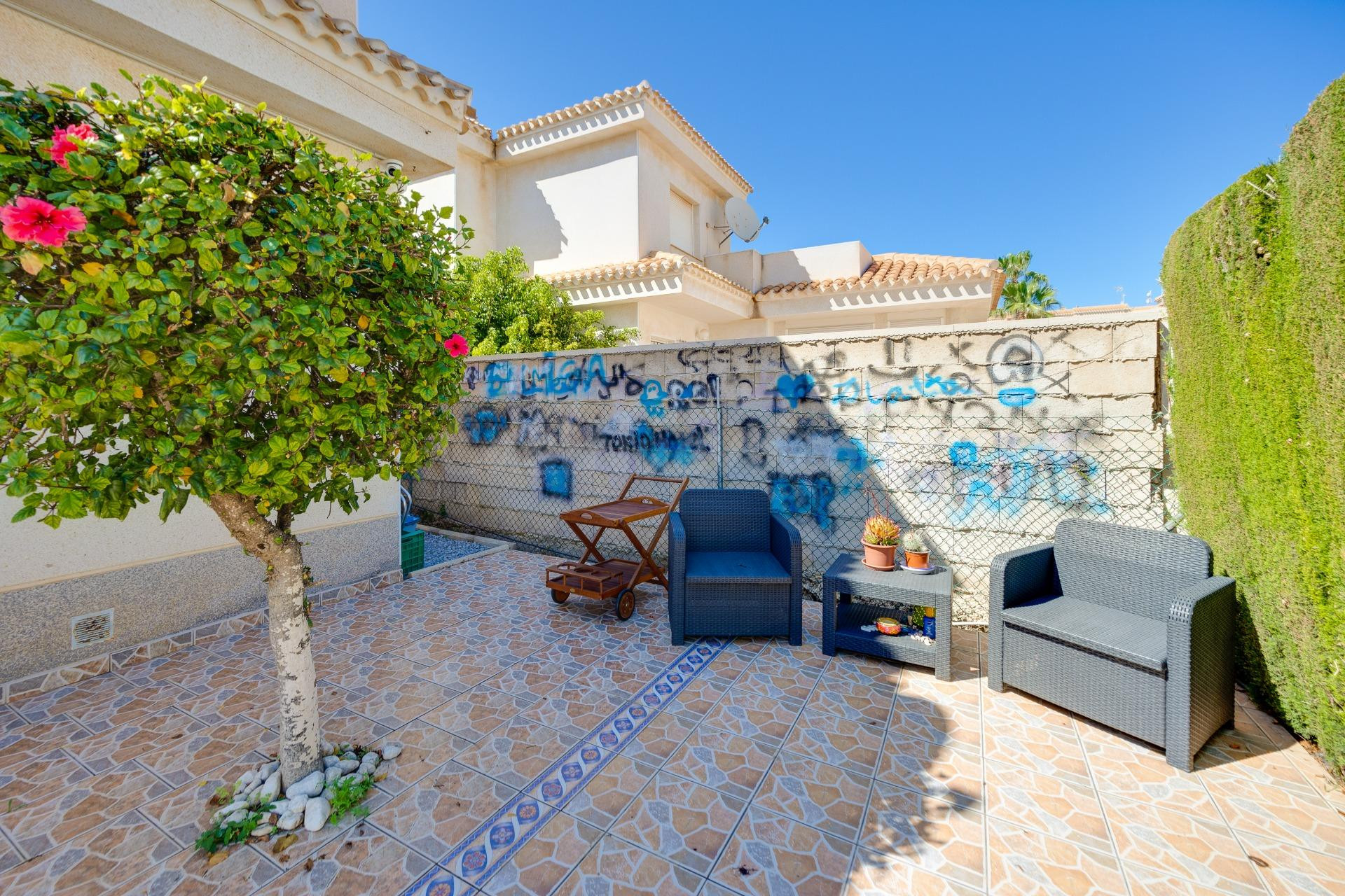 VILLA DE 3 DORMITORIOS Y 2 BAÑOS EN PLAYA FLAMENCA (ORIHUELA - foto 3
