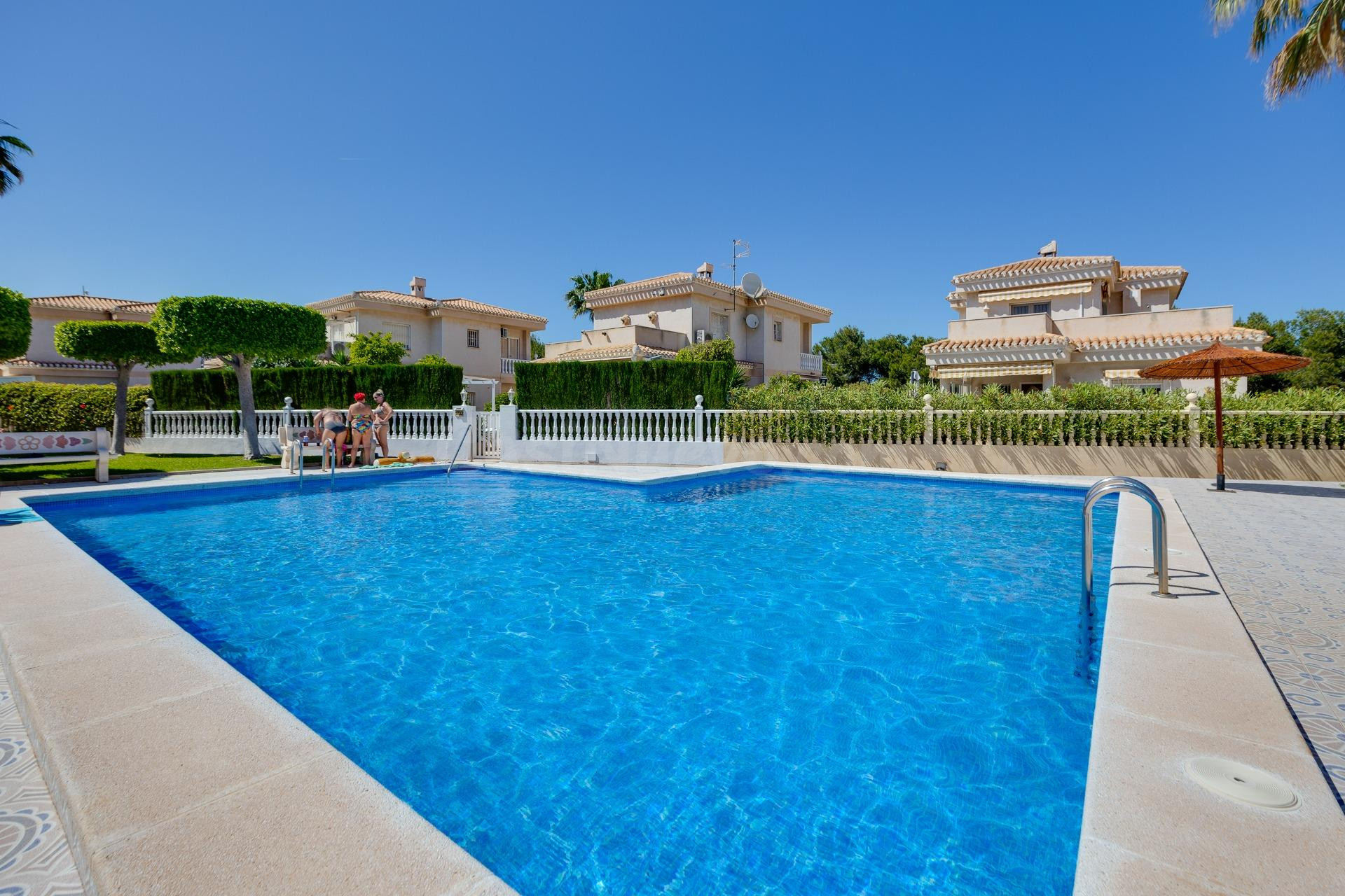 VILLA DE 3 DORMITORIOS Y 2 BAÑOS EN PLAYA FLAMENCA (ORIHUELA - foto 4