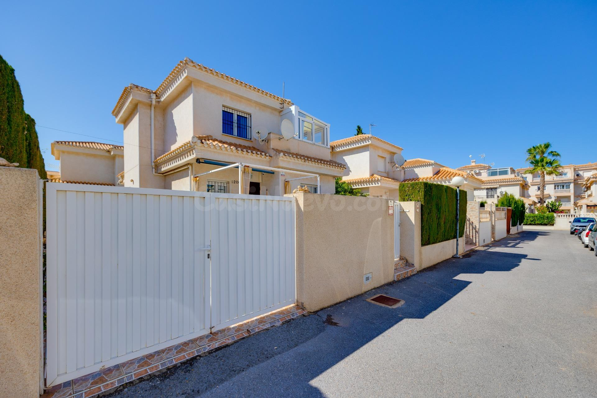 VILLA DE 3 DORMITORIOS Y 2 BAÑOS EN PLAYA FLAMENCA (ORIHUELA - foto 5