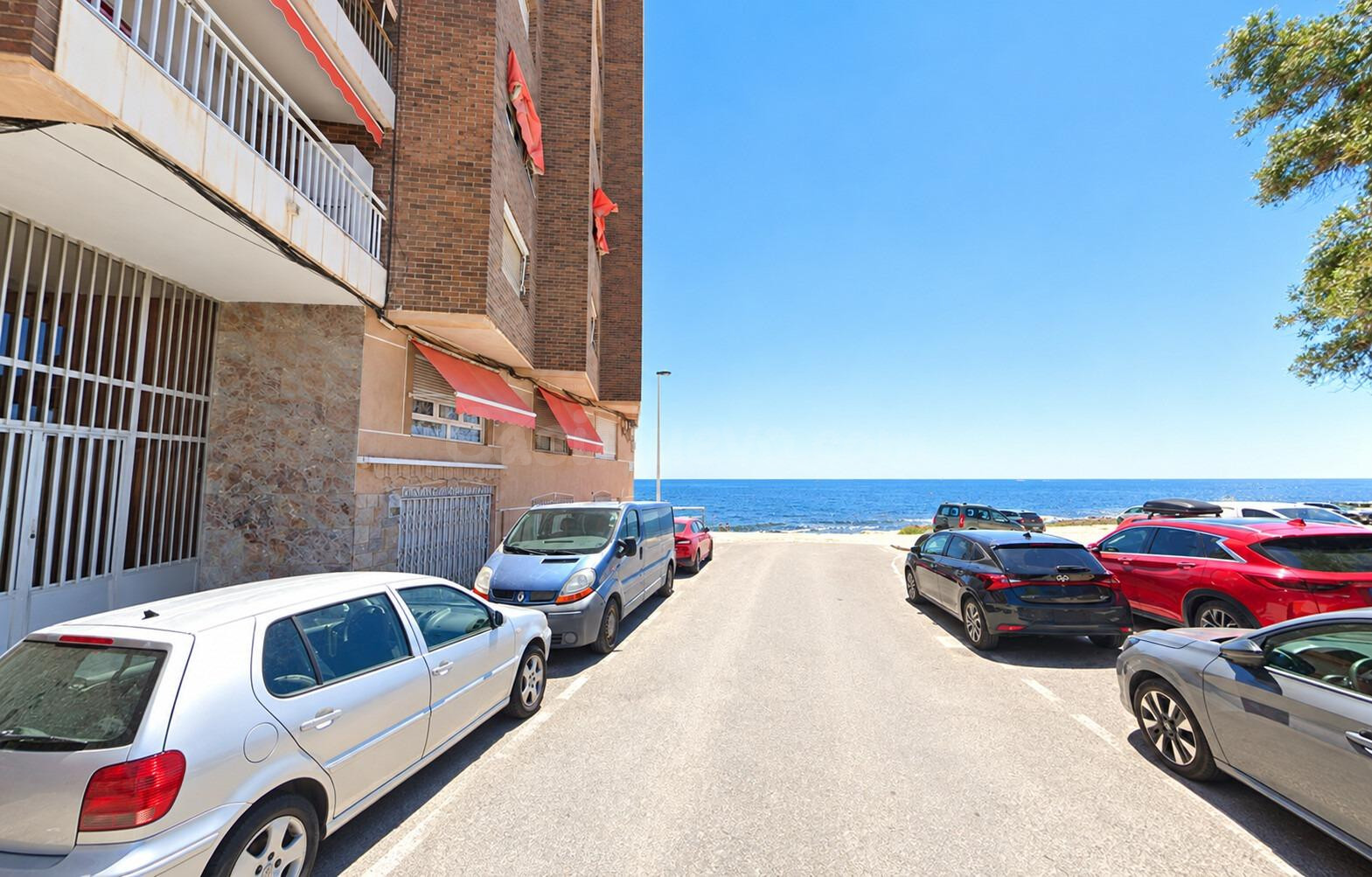 Apartamento de 2 dormitorios a pie de mar con vistas al Medi - foto 2