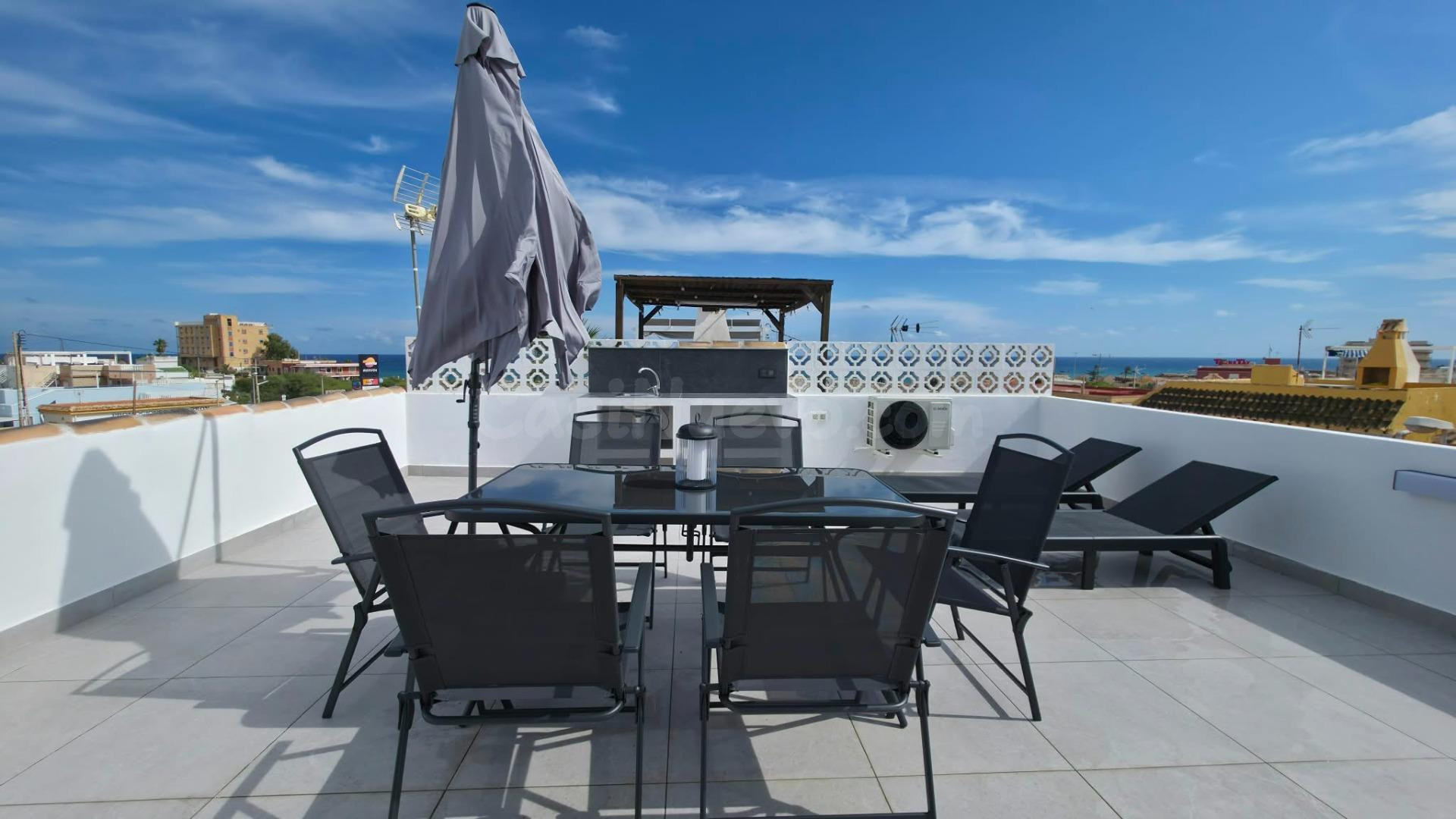 Encantador Bungalow Totalmente Reformado Con Vistas Al Mar ! - foto 3