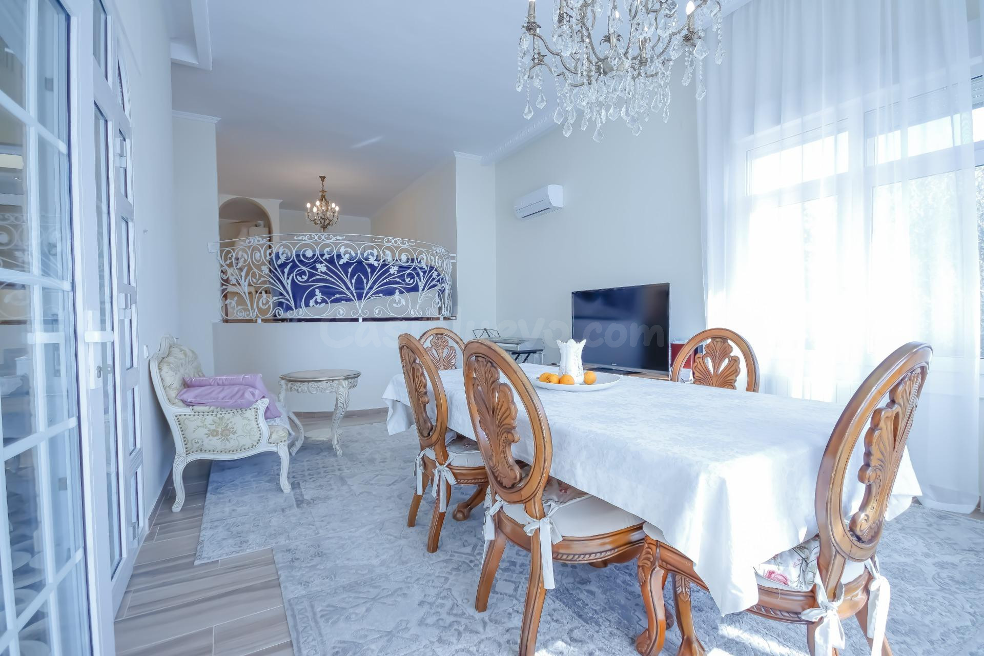 VILLA DE 4 DORMITORIOS, 3 BAÑOS, PISCINA Y JARDÍN EN DEHESA 